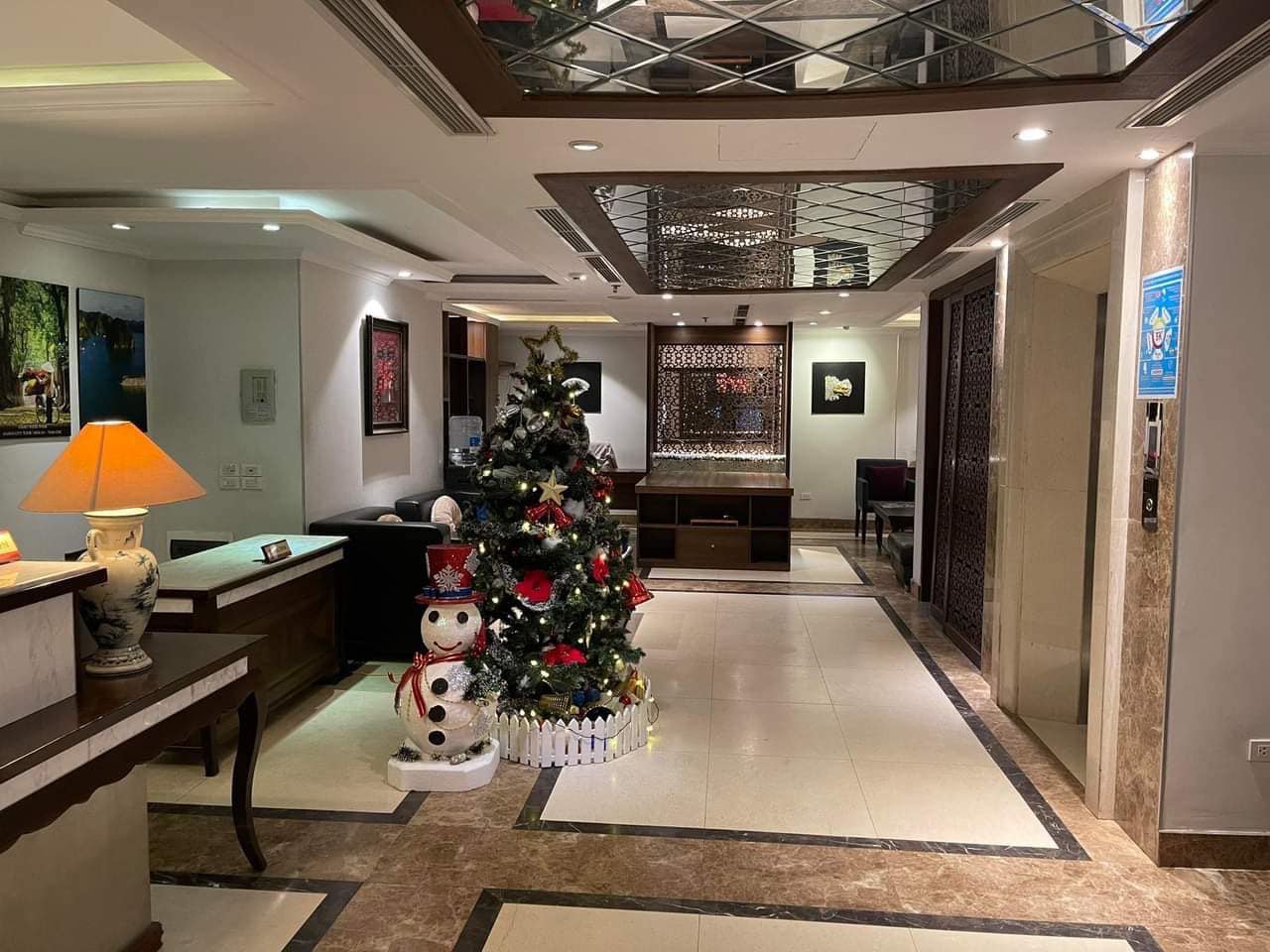 BÁN TOÀ NHÀ VĂN PHÒNG CẦU GIẤY, MẶT PHỐ, LÔ GÓC 3 MẶT THOÁNG, VỈA HÈ SIÊU RỘNG.