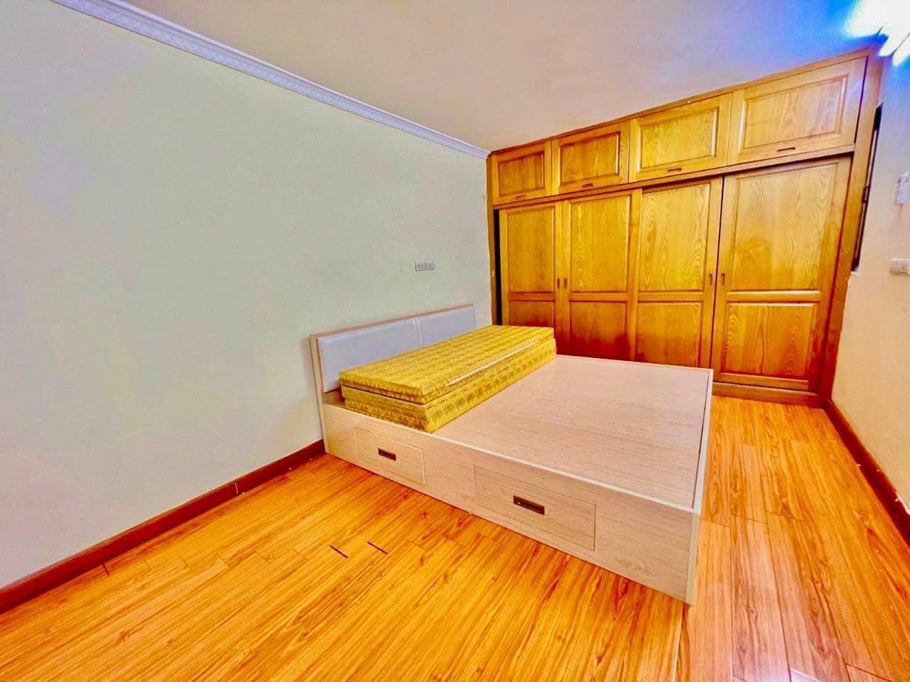 Nhỉnh 3 tỷ có hộ khẩu Ba Đình - 40m ra ô tô - Ngõ thông - Kinh doanh