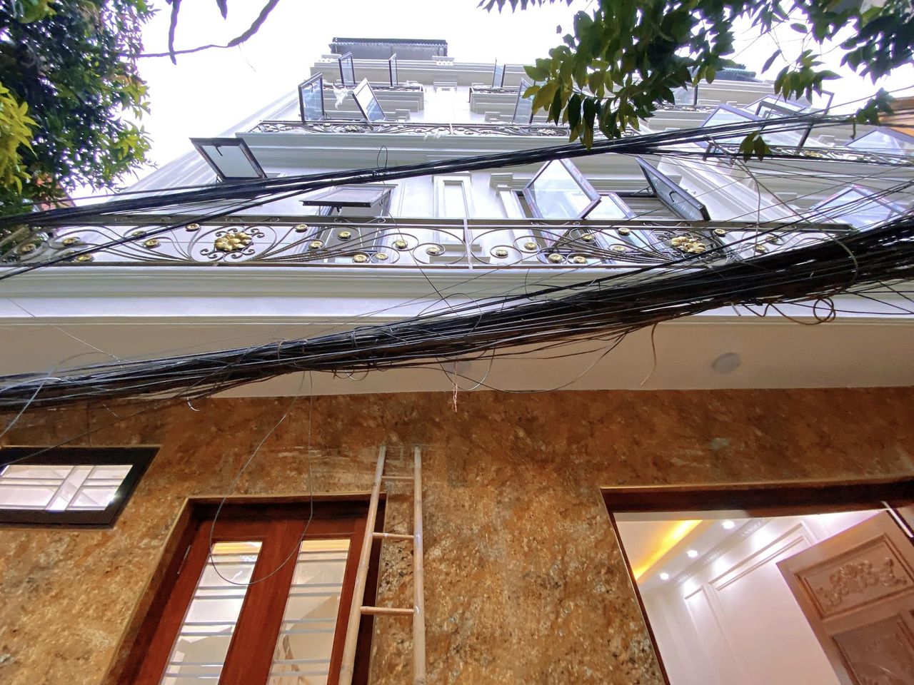 Bán nhà mới phố Hoàng Hoa Thám DT 40m 5 tầng MT 7m giá 5,7 tỷ