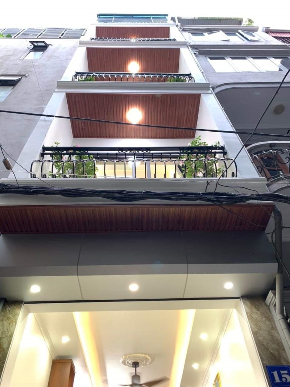 Bán nhà phố 8/3: 38m x5T, nhà đẹp , ô tô đỗ --5,6 tỷ