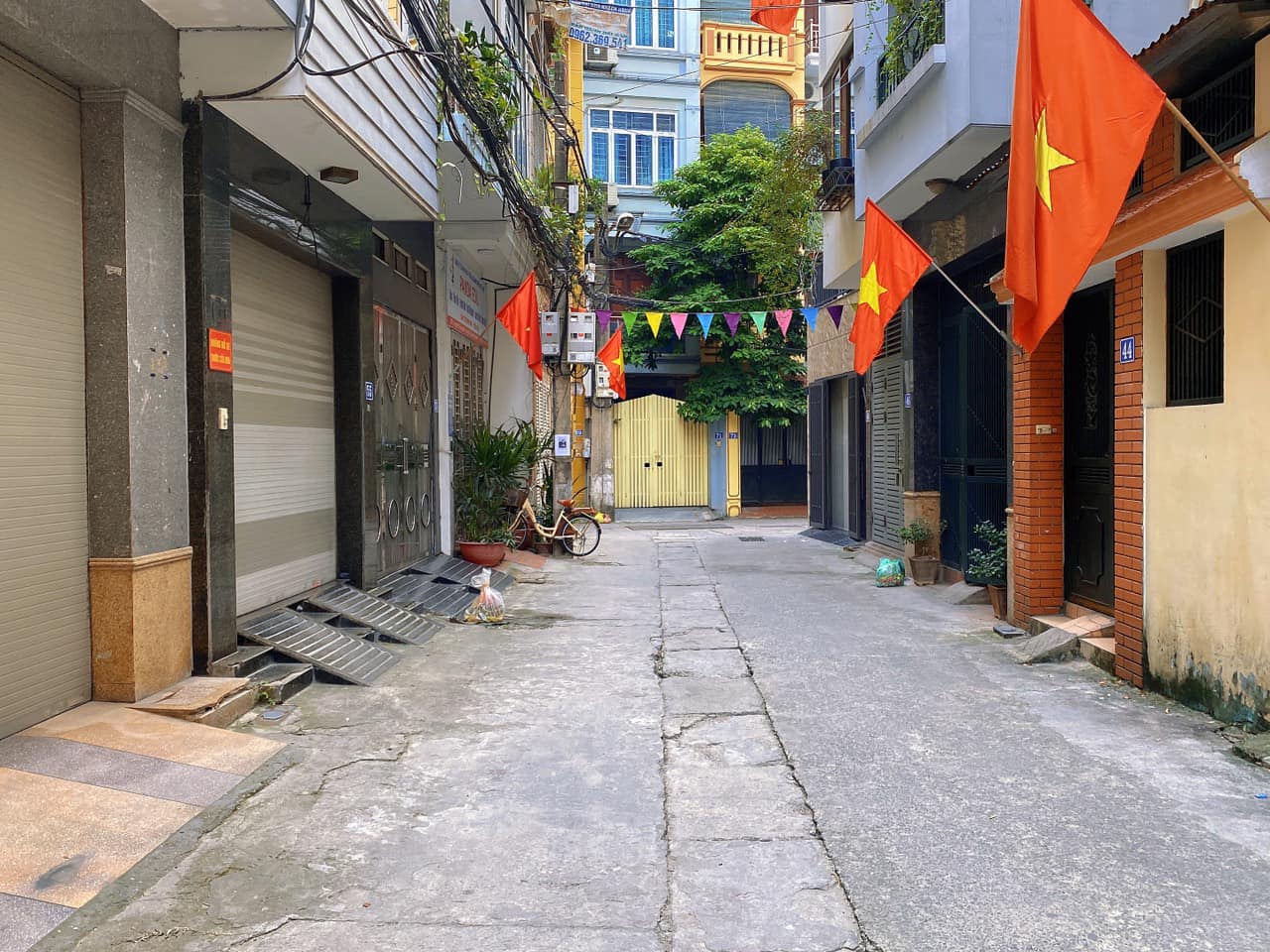 HOT !! XEM NGAY nhà Mạc Thái Tổ cầu Giấy 50m2, 5 tầng Ô tô tránh, vỉa hè rộng nhà đẹp ở ngay chỉ 12 tỷ