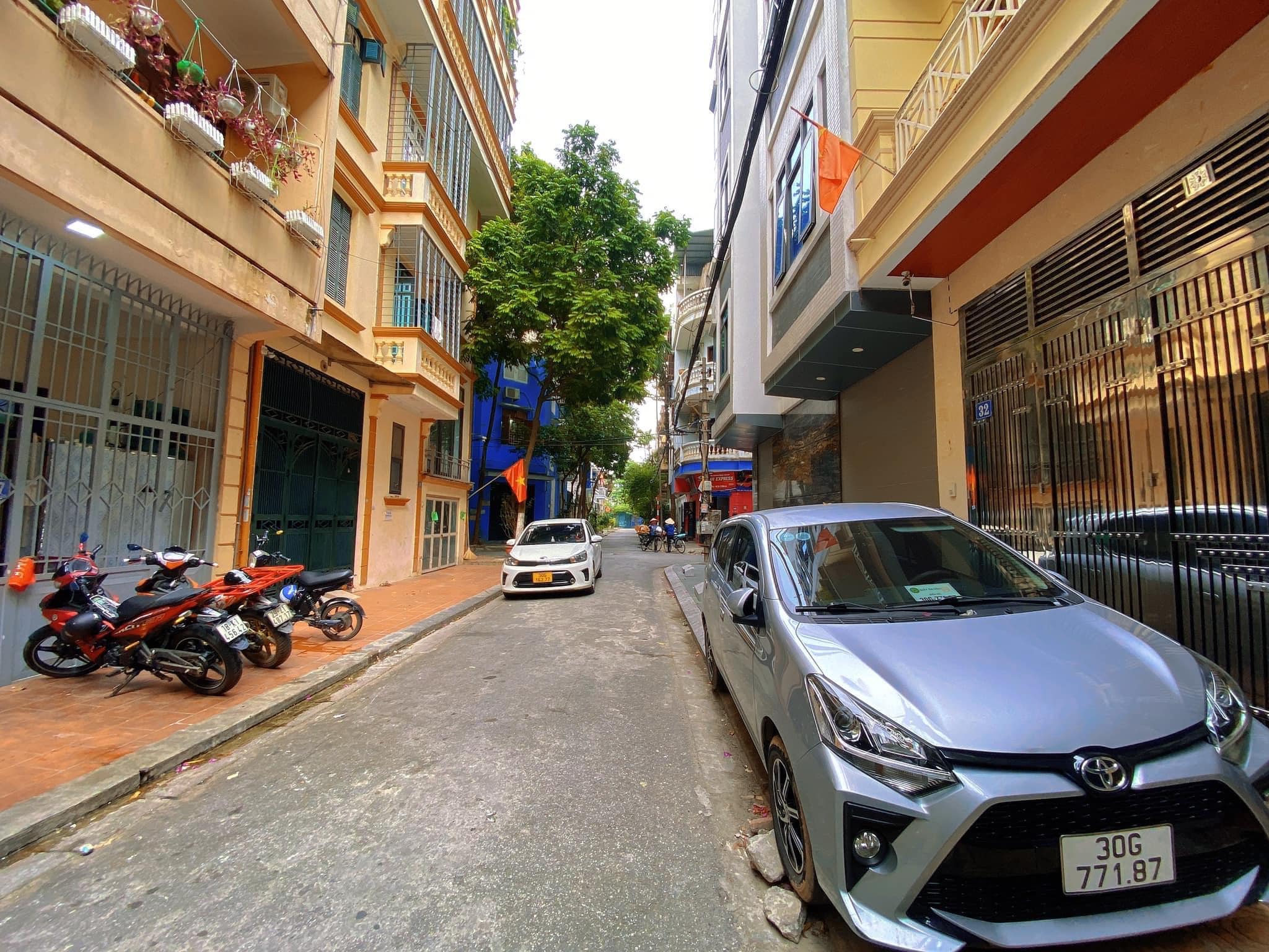 CHỦ CẦN BÁN GẤP!! Hạ chào 300trieu Nhà Trung Kinh Cầu Giấy PHÂN LÔ VỈA HÈ Ô TÔ TRÁNH DÂN TỰ XÂY, NỘI THẤT VIP