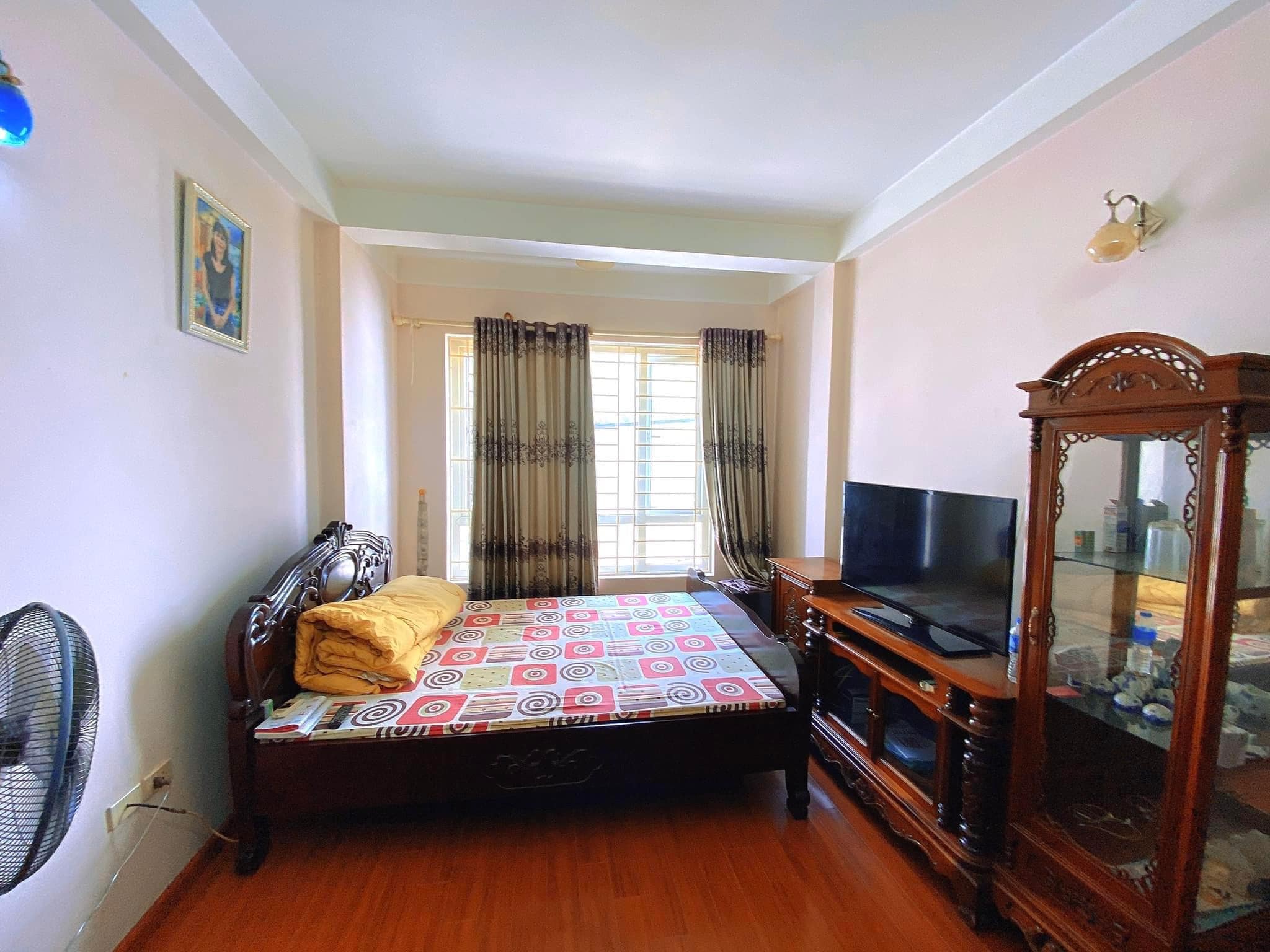 CỰC PHẨM !!! Nhà riêng ở Phố Cầu Giấy, TẶNG NỘI THẤT VIP, 45m2, NGÕ THÔNG THOÁNG, ở ngay chỉ 5 tỷ