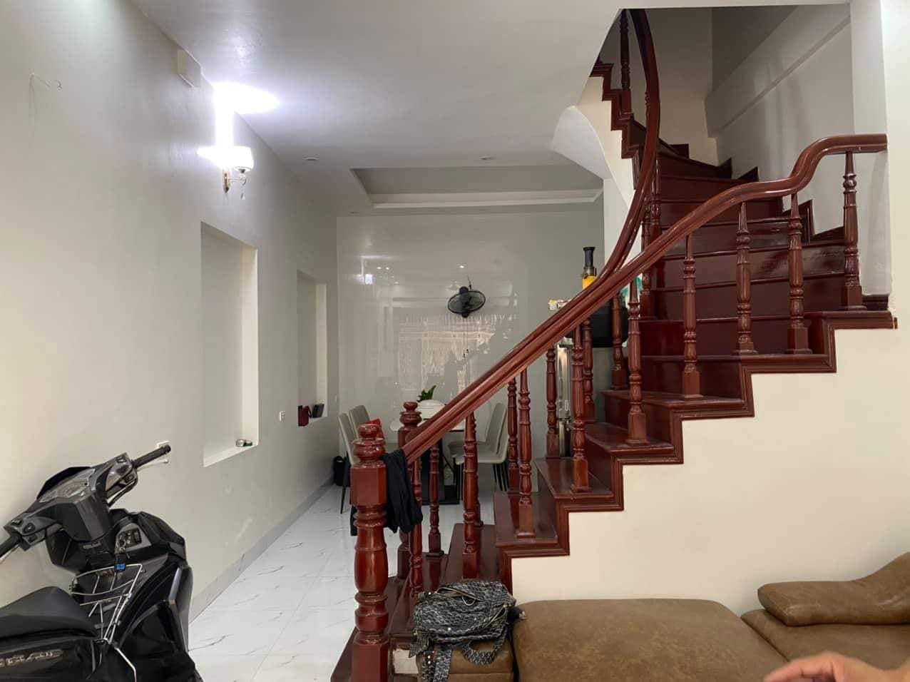 Bán nhà riêng Phố Cầu Giấy 45m2, Ngách Thông, Ô tô cạnh nhà chỉ với 5 tỷ ở ngay