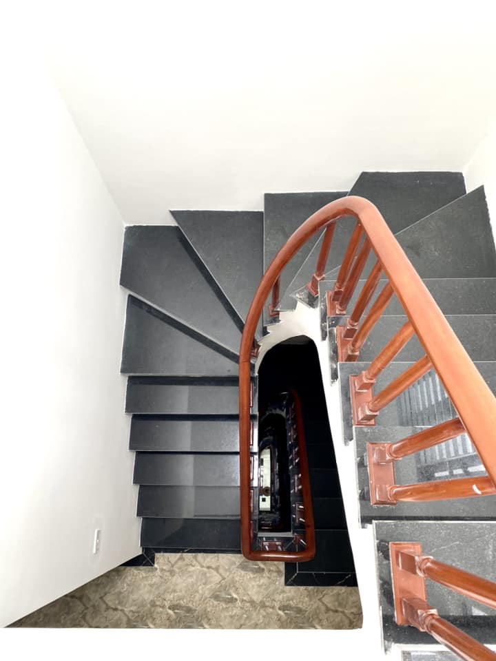 BÁN NHÀ TÂN MAI 70M2 5 TẦNG GIÁ 6.5 TỶ – Ô TÔ ĐỖ CỬA – VÀI BƯỚC CHÂN RA PHỐ