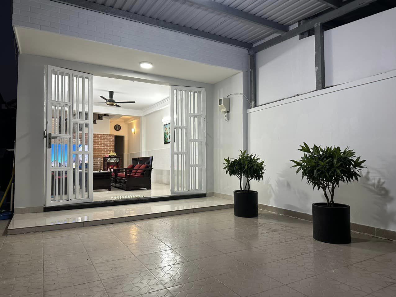 NHÀ CÁCH HẺM XE HƠI 50M – SÂN THOÁNG RỘNG – 99 M2 – MỘT CHỦ TỪ ĐẦU - CHỦ TẶNG TOÀN BỘ NỘI THẤT - NHÀ ĐẸP VÀO Ở NGAY -