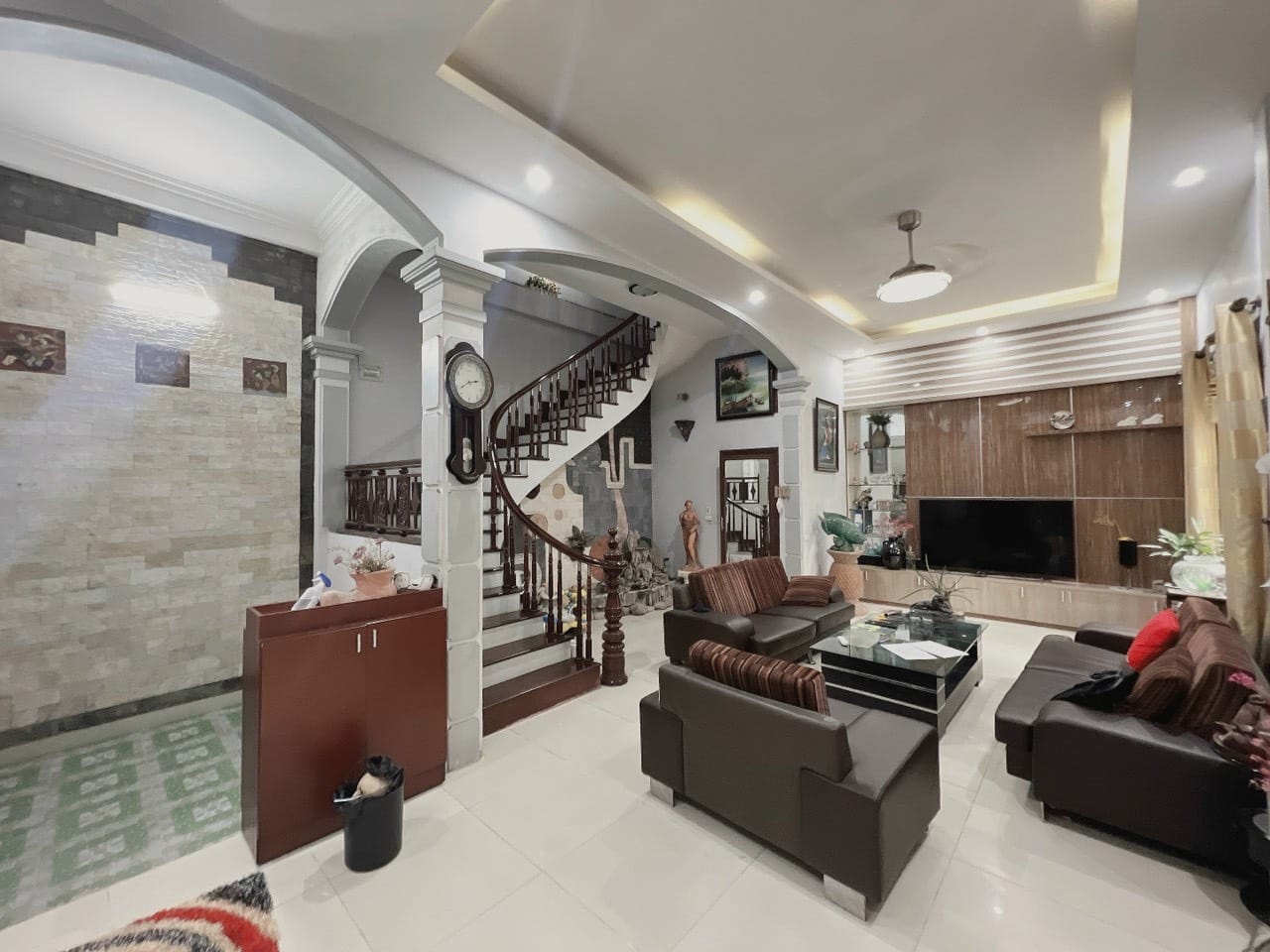 HOT !! XEM NGAY Nhà riêng đẹp ở Phố Cầu Giấy, tài chính 7 tỷ có nhà đẹp 60m2 5 tầng mặt tiền 5m, NGÕ THÔNG THOÁNG