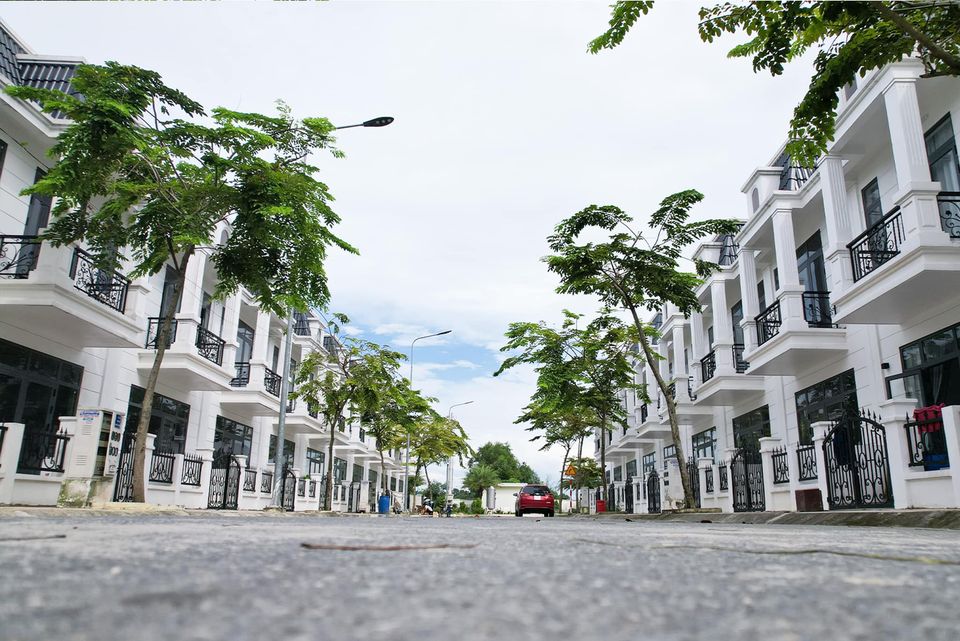 Cần bán nhà 1 trệt 2 lầu Tân Phước Khánh,Bình Dương,nhà mới xây vào ở ngay giá nhỉnh 2 tỷ