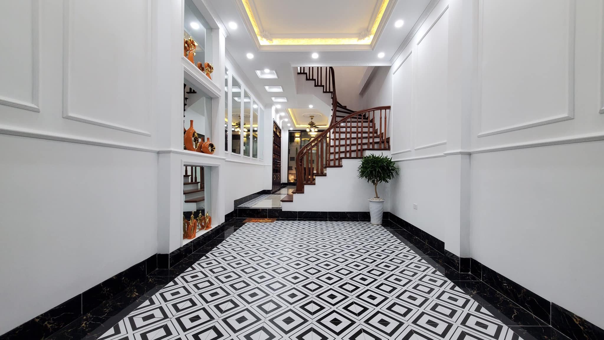 HOA HẬU ĐỐNG ĐA: Nhà 4 tầng, 4 phòng ngủ, đầy đủ nội thất cao cấp, giá 6.3 tỷ đồng - Vị trí đắc địa, ngõ thoáng ba gác đua, sổ đỏ đẹp, sẵn sàng giao dịch