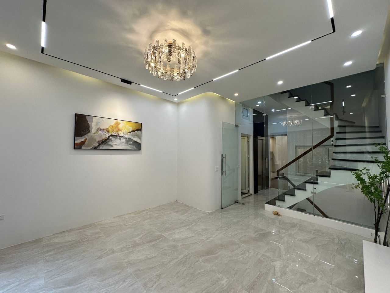 BÁN NHÀ LÊ TRỌNG TẤN - MẶT TIỀN HIẾM ( HƠN 5 MÉT ) - NHÀ ĐẲNG CẤP - OTO VÀO NHÀ - CÓ THANG MÁY NHẬP KHẨU - NHỈNH 12 TỶ