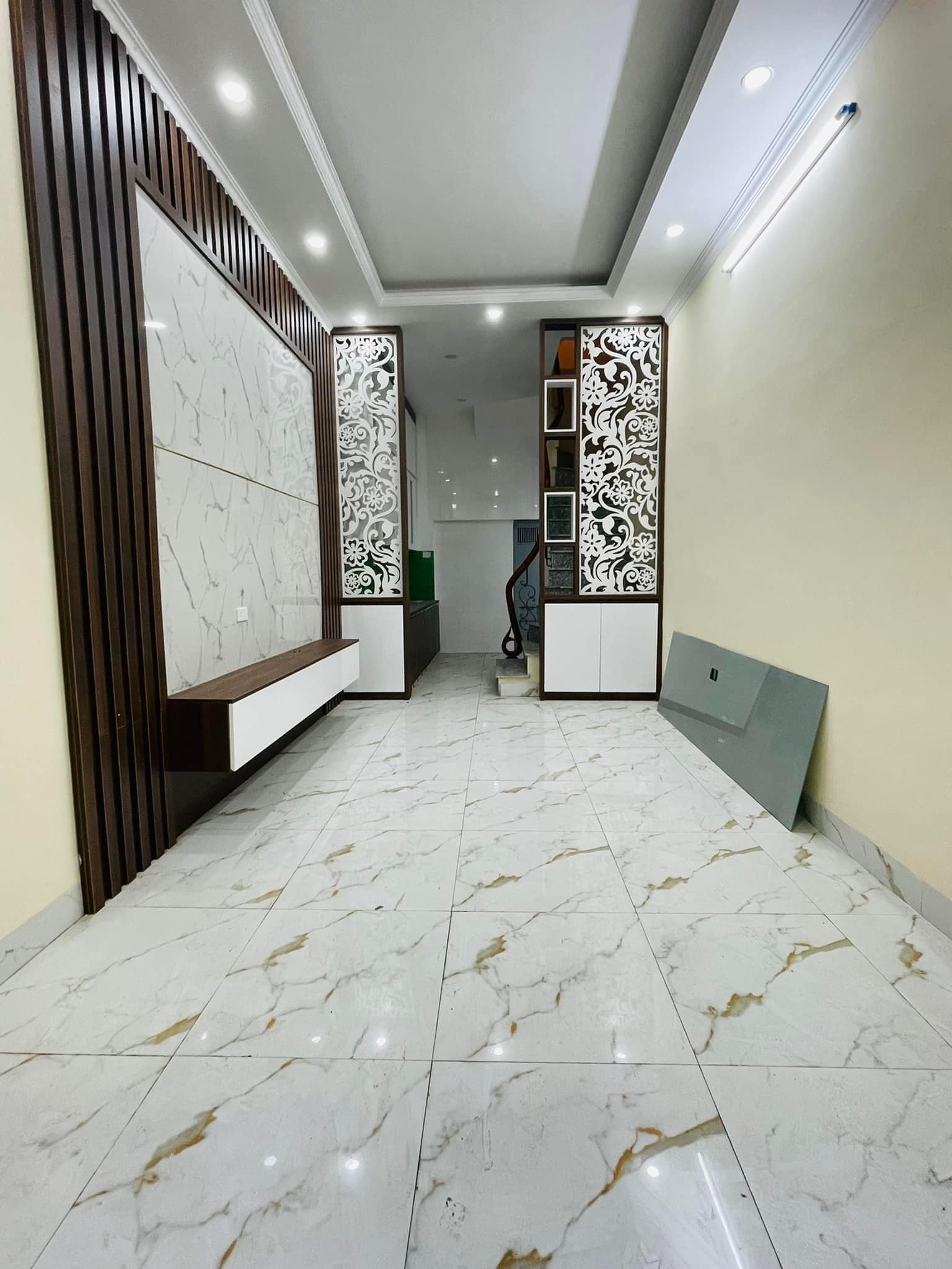 Bán nhà phố Đông Thiên, 30m, MT 3m. Oto đỗ cửa, thoáng trước sau. Sổ chính chủ. Giá 2.5 tỷ.