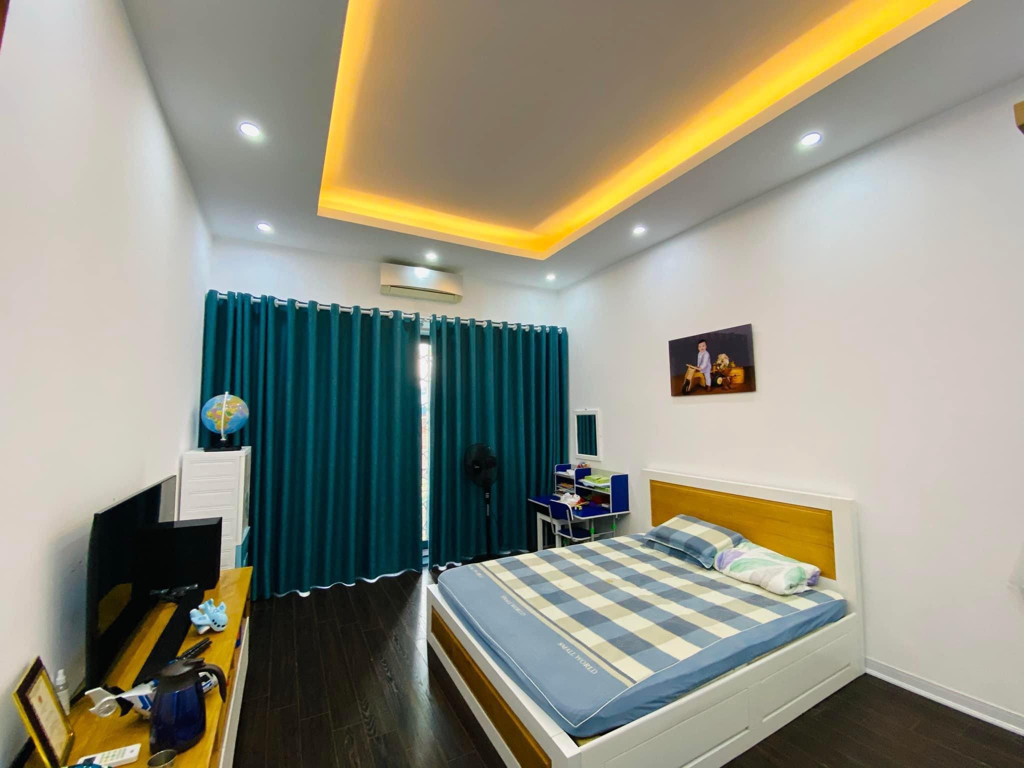 Cần Bán gấp nhà măt phố lạc long quân quận tây hồ đường 30 m-thích hợp kinh doanh 54 m2 5 tầng mặt tiền 4 m giá 12,5 tỉ.