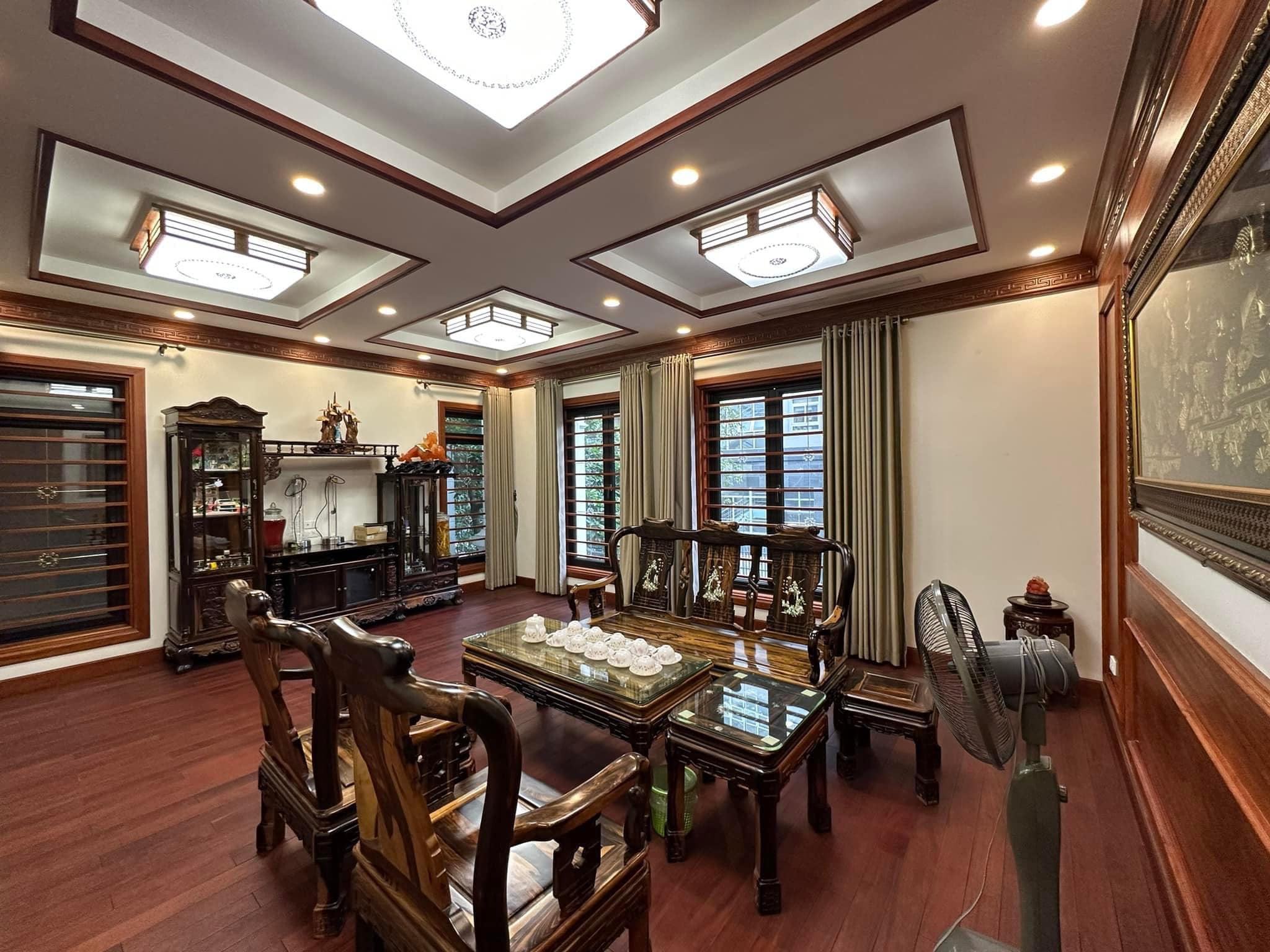 BIỆT THỰ ĐẲNG CẤP- VIP TÂN HOÀNG MINH - THANG MÁY - GỖ TỰ NHIÊN- SÂN VƯỜN - GARA- NGUYỄN VĂN HUYÊN - CẦU GIẤY