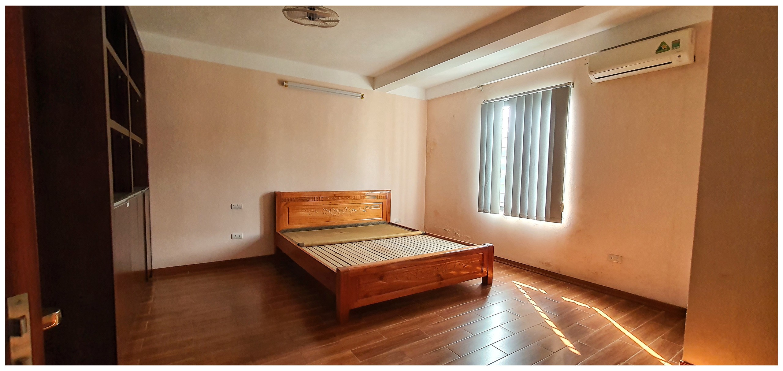 Cần cho thuê nhà tại Ngọc Thụy. Đầy đủ đồ. Nhà đẹp vị trí đắc địa thuận lợi. Lh:.