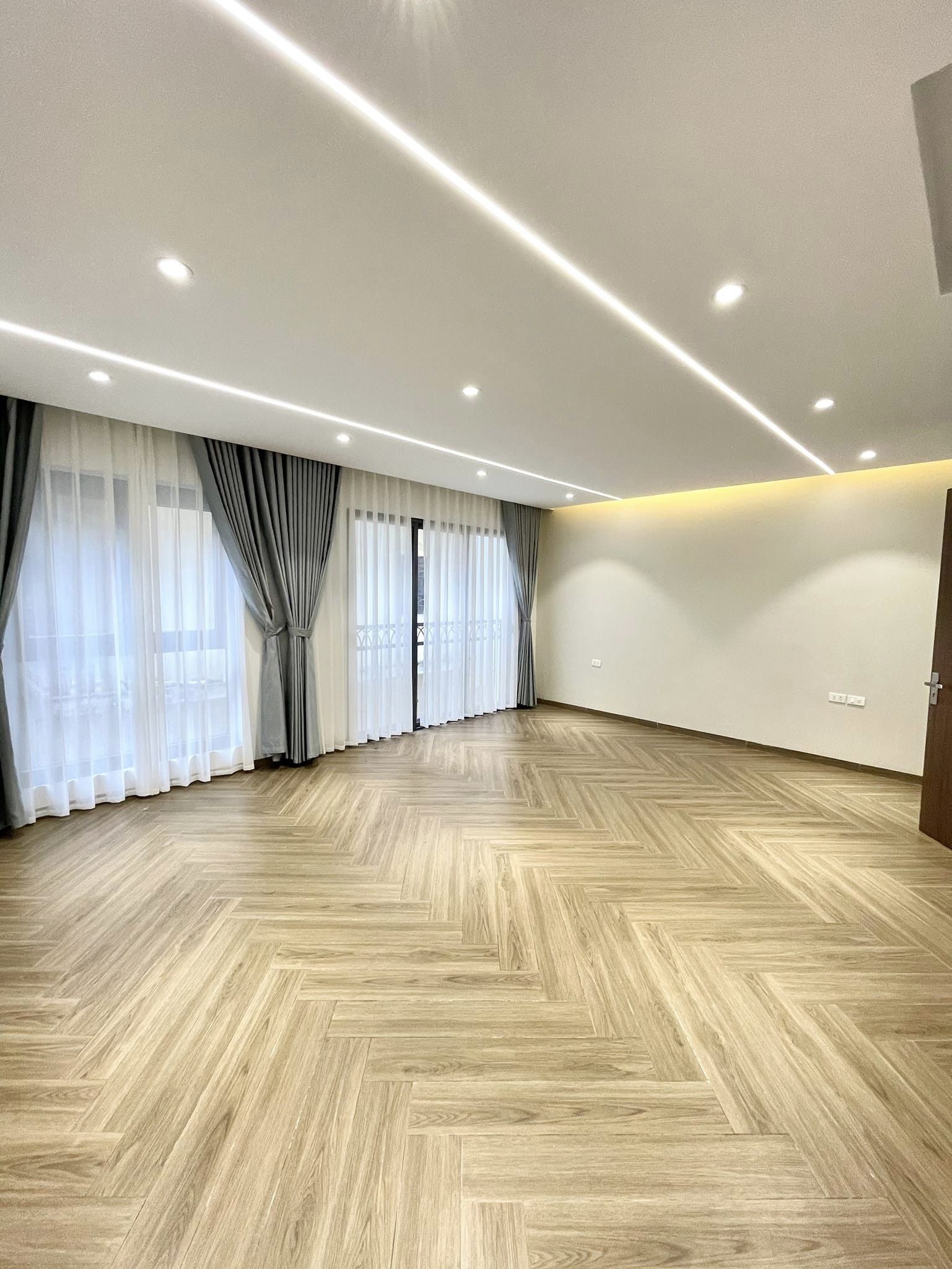 Mặt Phố Cổ Nguyễn Hữu Huân, 32m2, 5 tầng, mặt tiền 4, vỉa hè 8m, 33 kinh doanh sầm uất