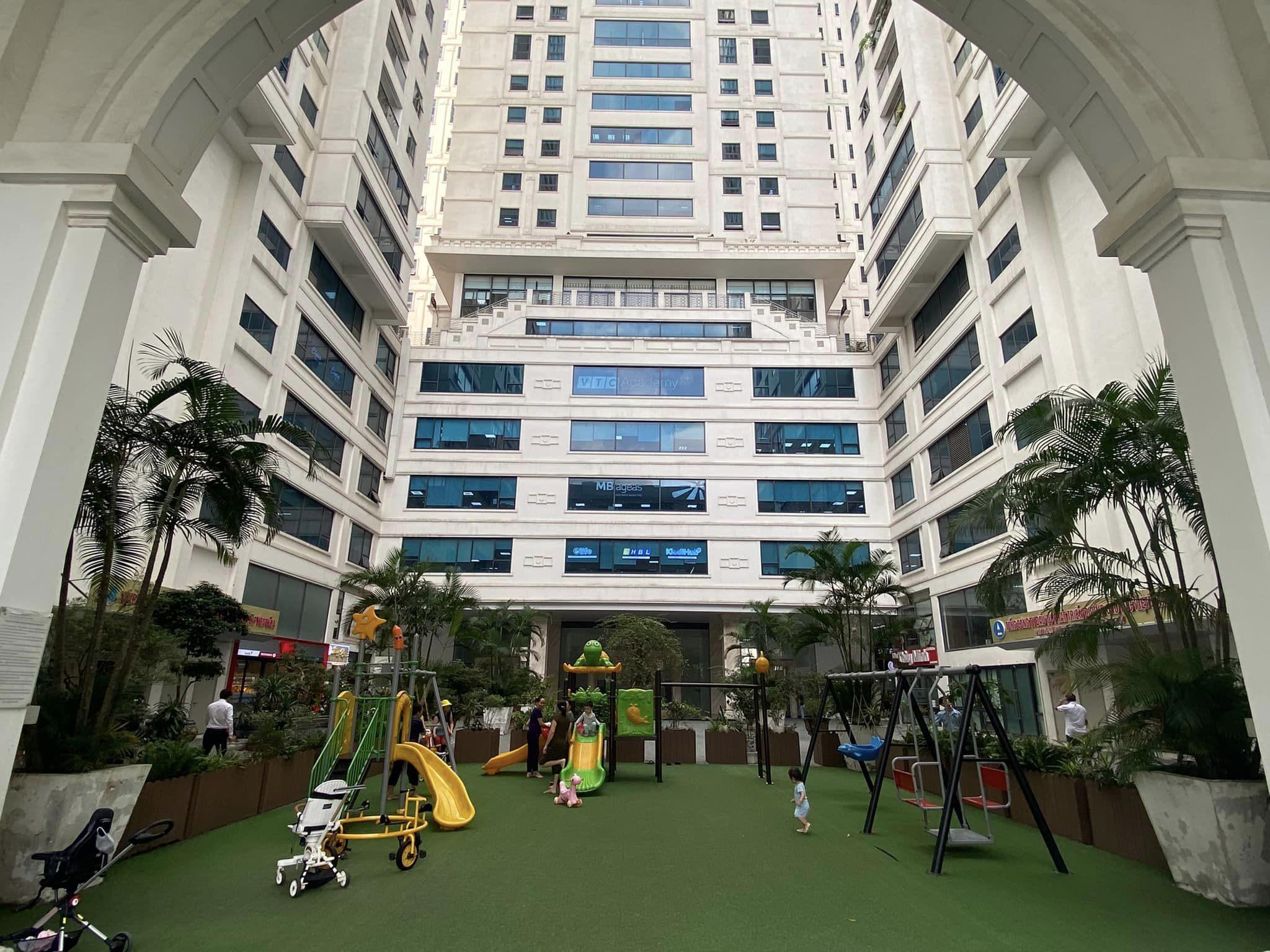 Cần Bán Căn Hộ : 67m2, 2PN - 2VS, Central Point Trung Kính, Giá 3,8 tỷ