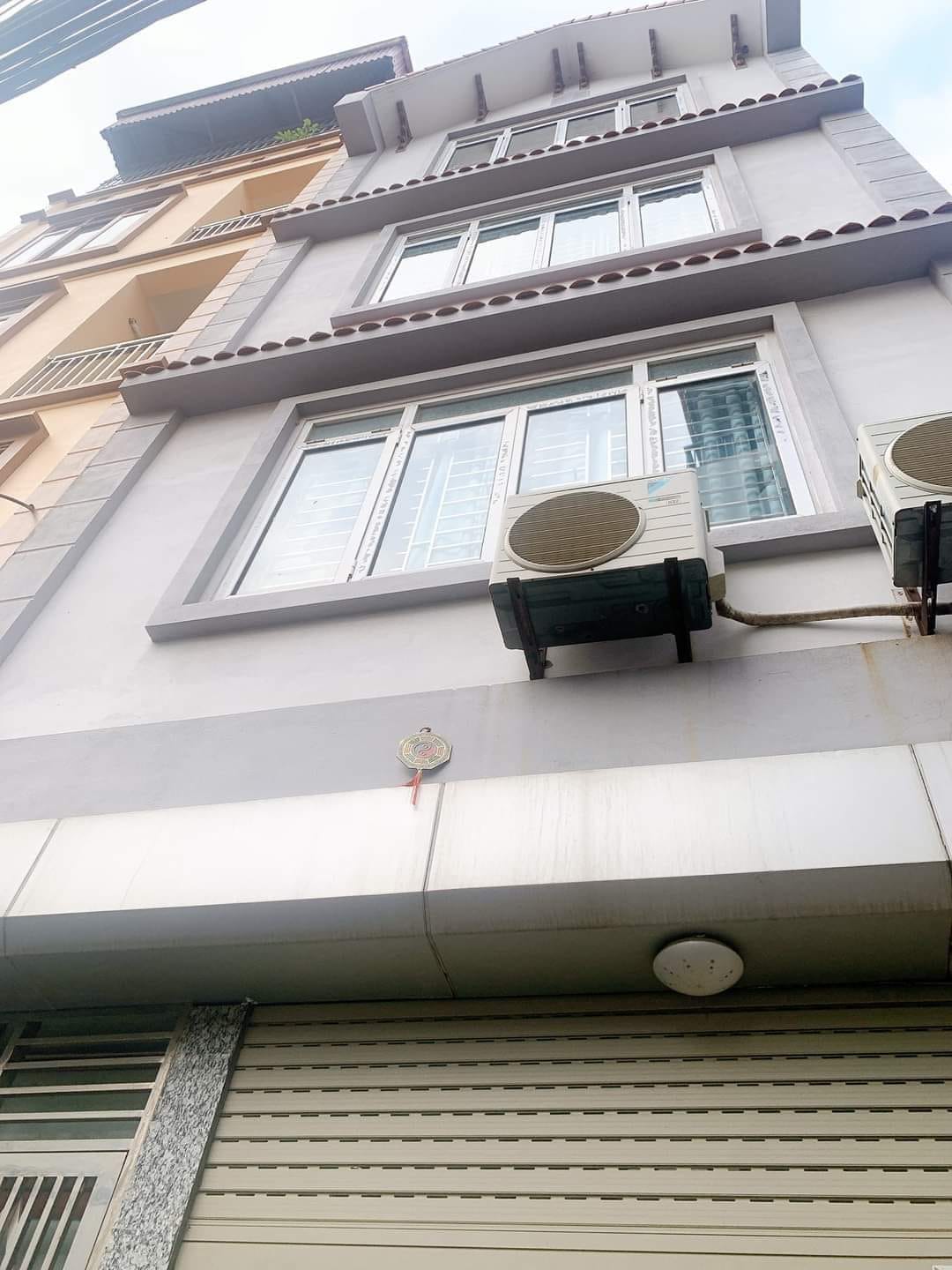 BÁN NHÀ TÔ 11 THẠCH BÀN 45m x 4 TẦNG CẦU THANG GIỮA MỖI TẦNG 2 PHÒNG GIÁ 5,8 tỷ RẺ NHẤT QUẬN LONG BIÊN