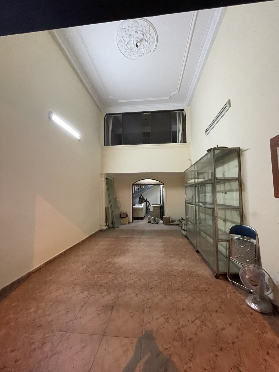 Cho thuê nhà MT Đặng Thị Nhu. KC: Trệt, lửng, 3 lầu. Giá: 75 tr/th