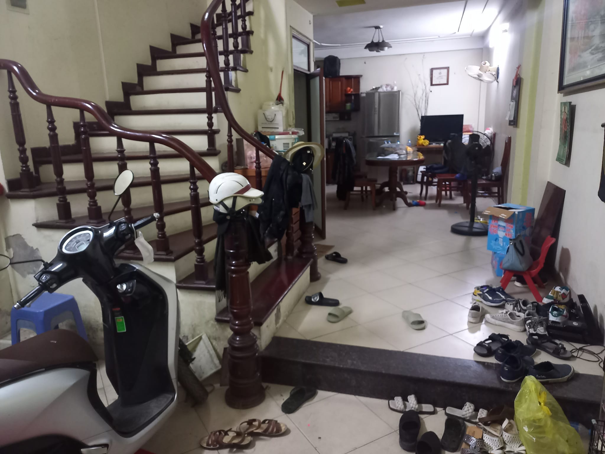 CHỦ CẦN BÁN GẤP!! Hạ chào 300trieu Nhà Hoàng Quốc Việt, Cầu Giấy 40m2 5 tầng đẹp DÂN TỰ XÂY, Ô TÔ KINH DOANH ở ngay