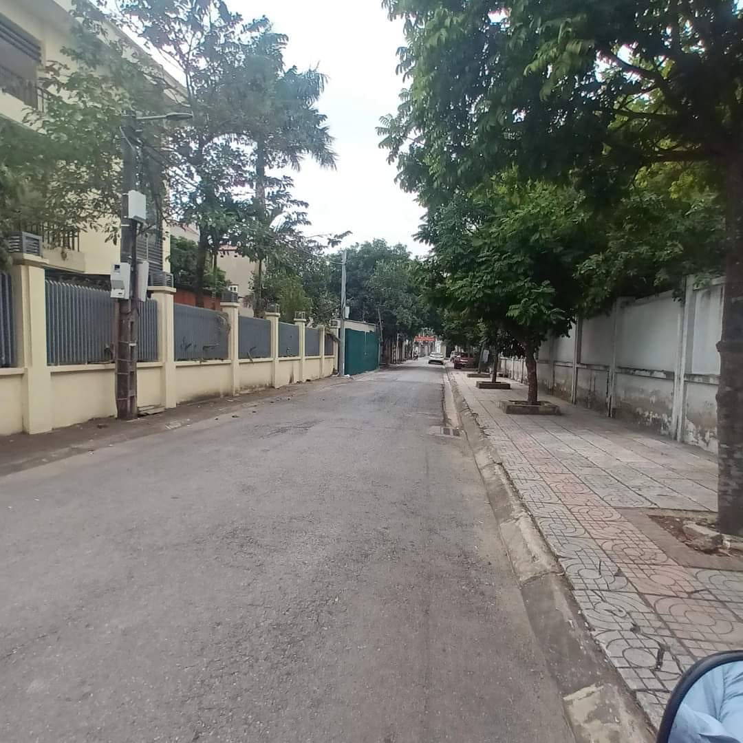 BÁN NHÀ TÔ 11 THẠCH BÀN 45m x 4 TẦNG CẦU THANG GIỮA MỖI TẦNG 2 PHÒNG GIÁ 5,8 tỷ cam kết RẺ NHẤT QUẬN LONG BIÊN