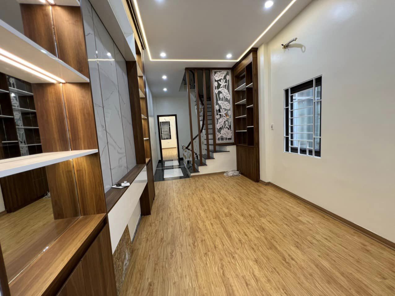 BÁN NHÀ VƯƠNG THỪA VŨ, THANH XUÂN, LÔ GÓC, 3 bước ra phố, tiện ích bạt ngàn, diện tích 45m, 5 tầng, giá 7 tỷ 900 triệu.