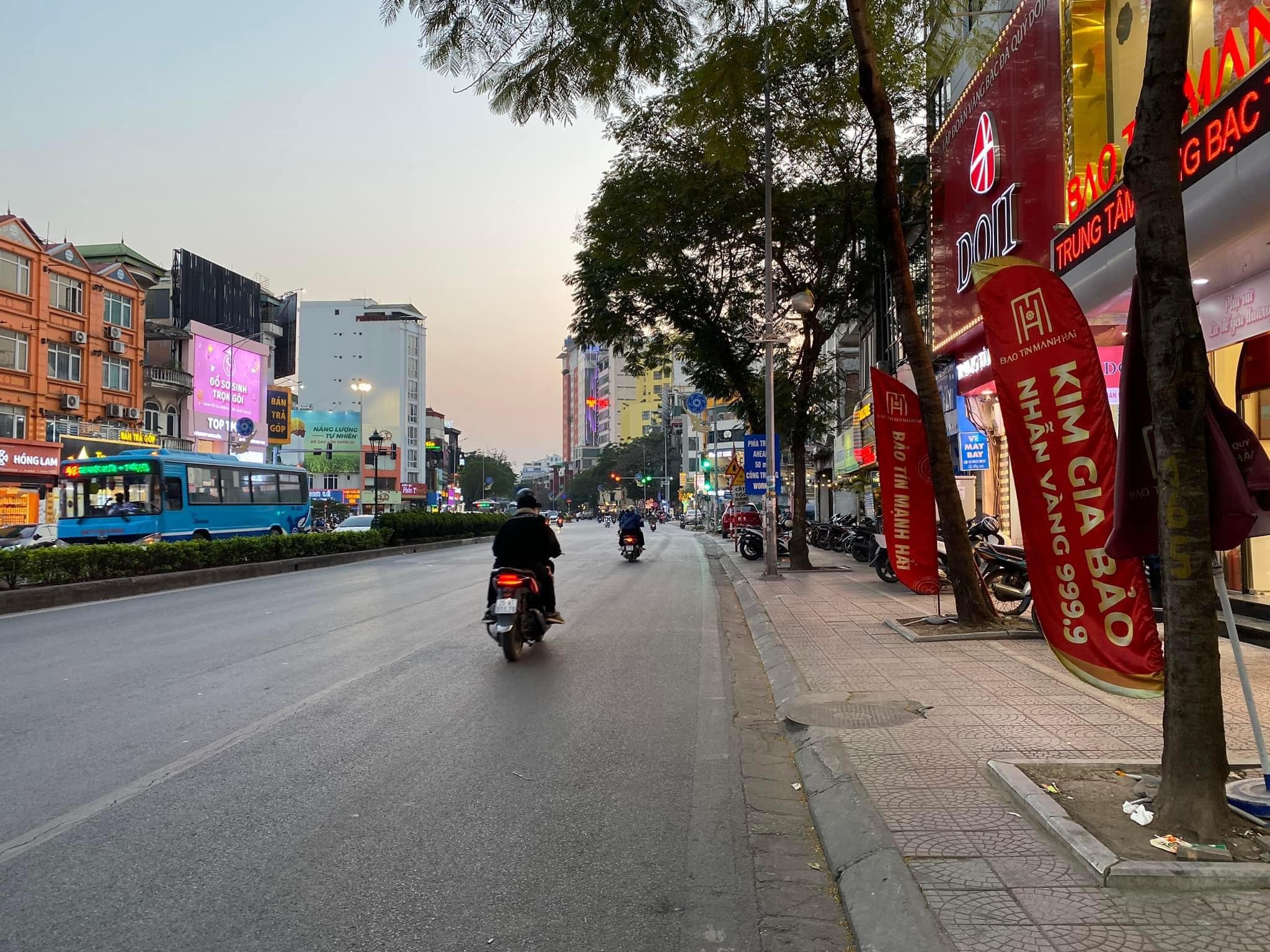 Bán đất mặt phố Nguyễn Văn Cừ 150m2 mặt tiền 6.5m chỉ 48.5 tỷ