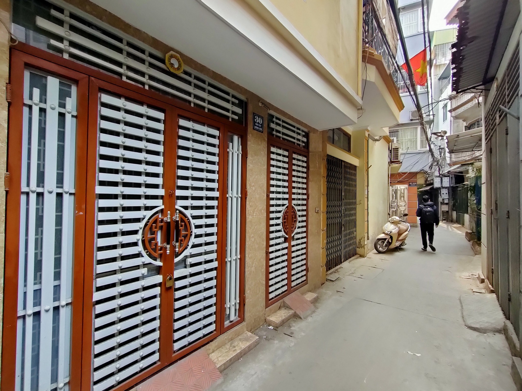 Bán nhà Đào Tấn ngõ thông đường rộng, bãi xe gần nhà, sát CV Thủ Lệ, dt 29m2, 3 tầng. Giá 3,15 tỷ.