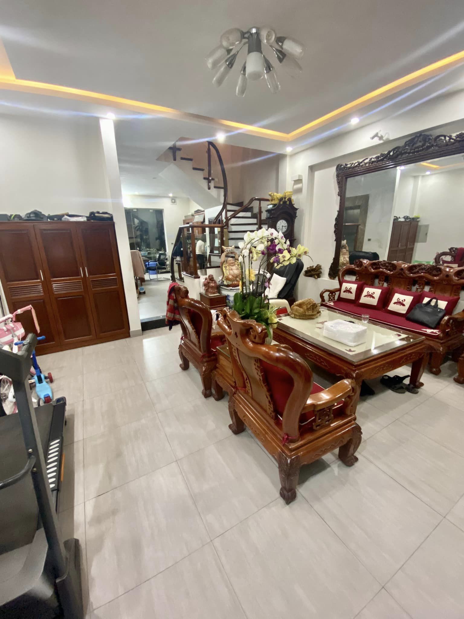 Chỉ 200tr/m có nhà 5 tầng Mặt phố Vương Thừa Vũ, Q.Thanh Xuân. Mặt tiền 5,5m - vỉa hè lớn kinh doanh - Lh 0915885164