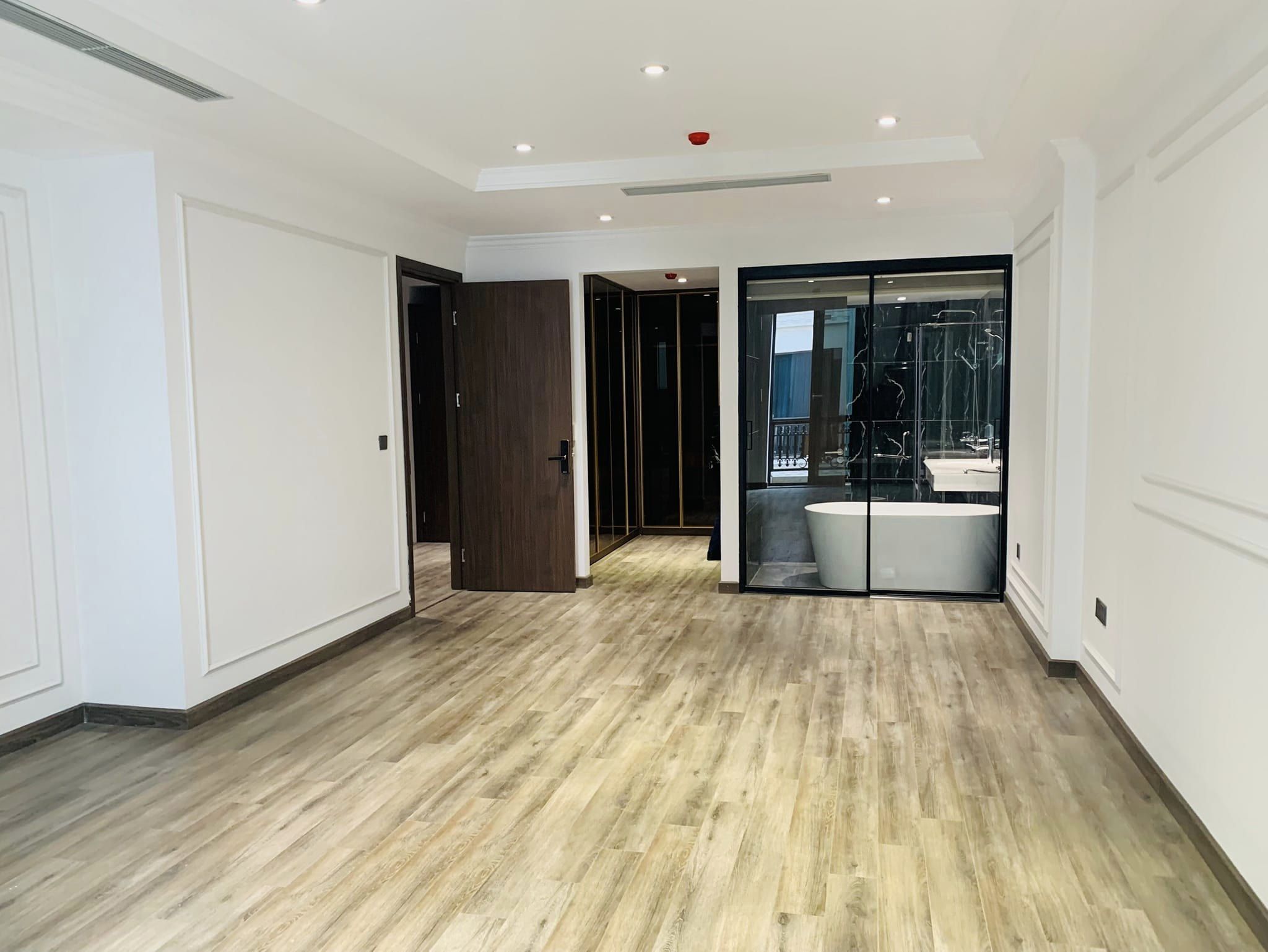 Tòa Nhà Văn Phòng Siêu Vip 9 Tầng, Mặt tiền 10m, Diễn Tích Hơn 100m2, Tại Dương Khuê Giá Siêu Rẻ.