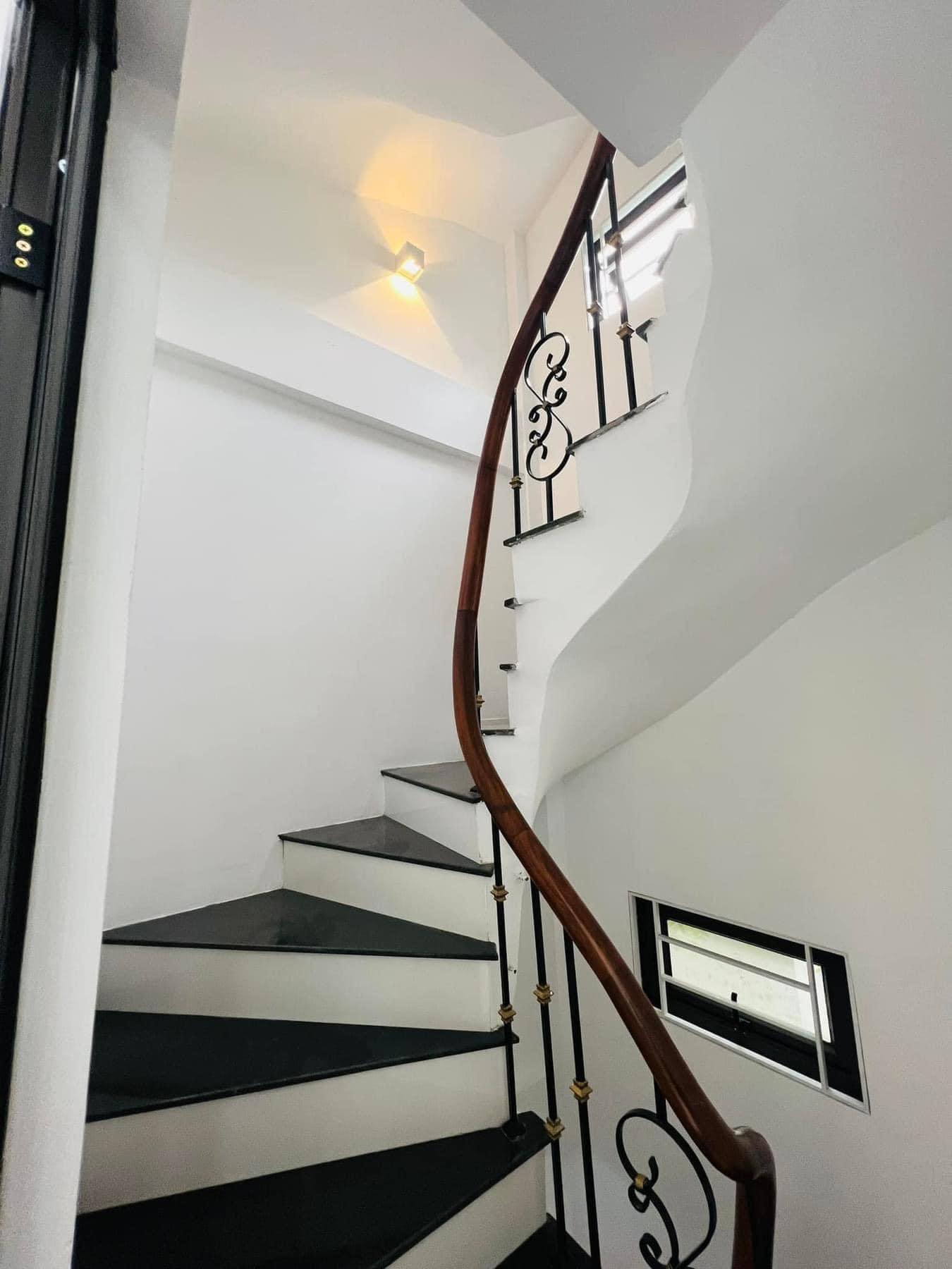 Bán nhà 50 m2 4 tầng khu dân trí cao yên tĩnh tại ngõ 132 Cầu Giấy giá 4,5 tỉ