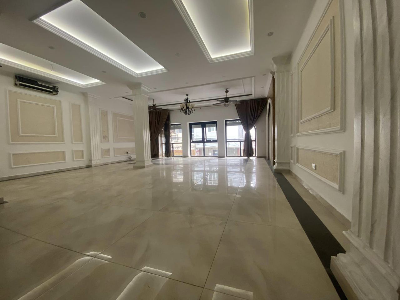 Tòa nhà kinh doanh Phố Phạm Văn Đồng, 155m2, 7 tầng, mặt tiền 8m, giá chỉ 23.5 tỷ