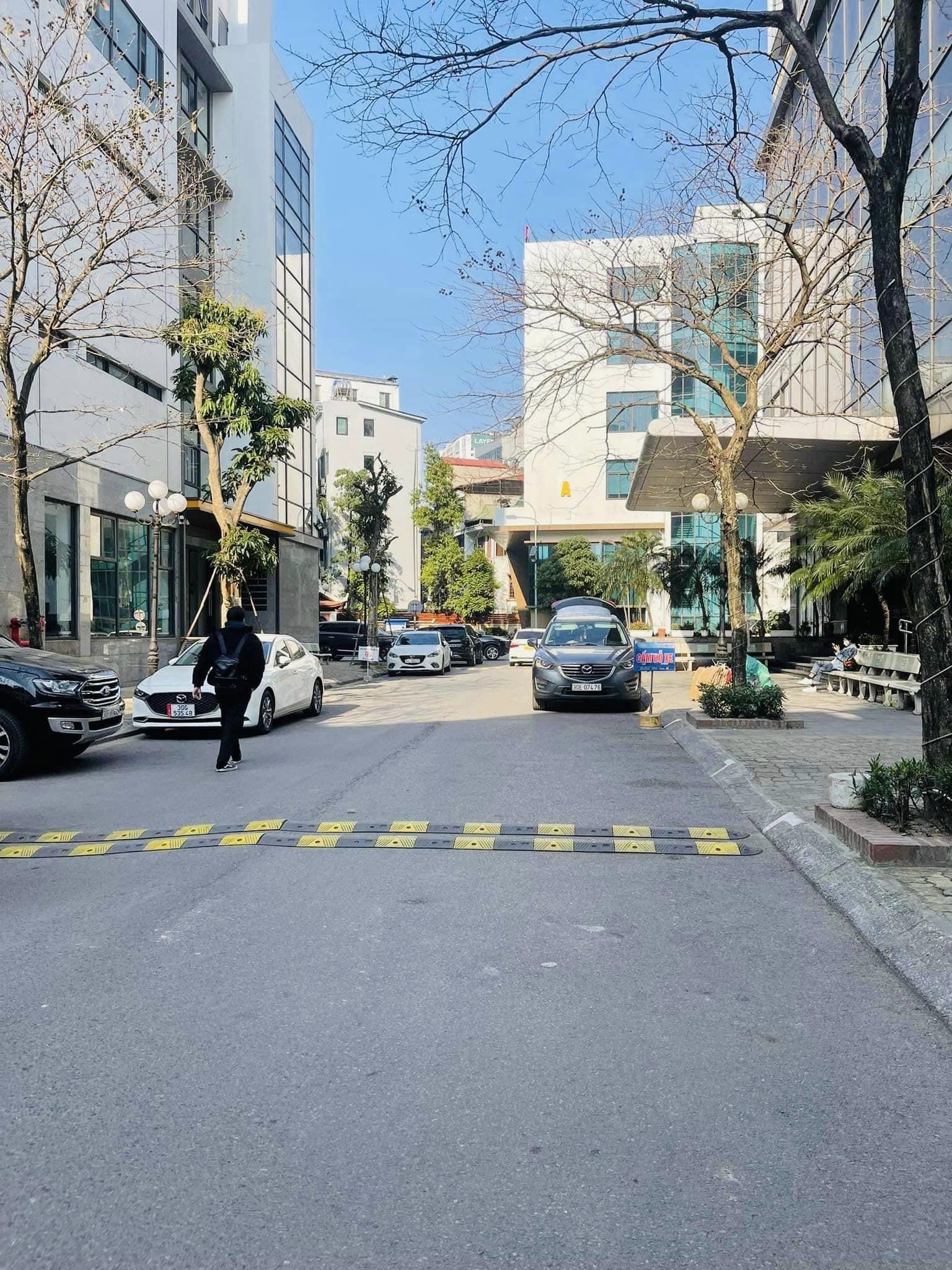 Bán nhà riêng mặt ngõ ô tô, khu phân lô liền kề đường Nguyễn Trãi, quận Thanh Xuân. Nhà đẹp, thang máy. Diện tích 92m2. Giá 25.5 tỷ.