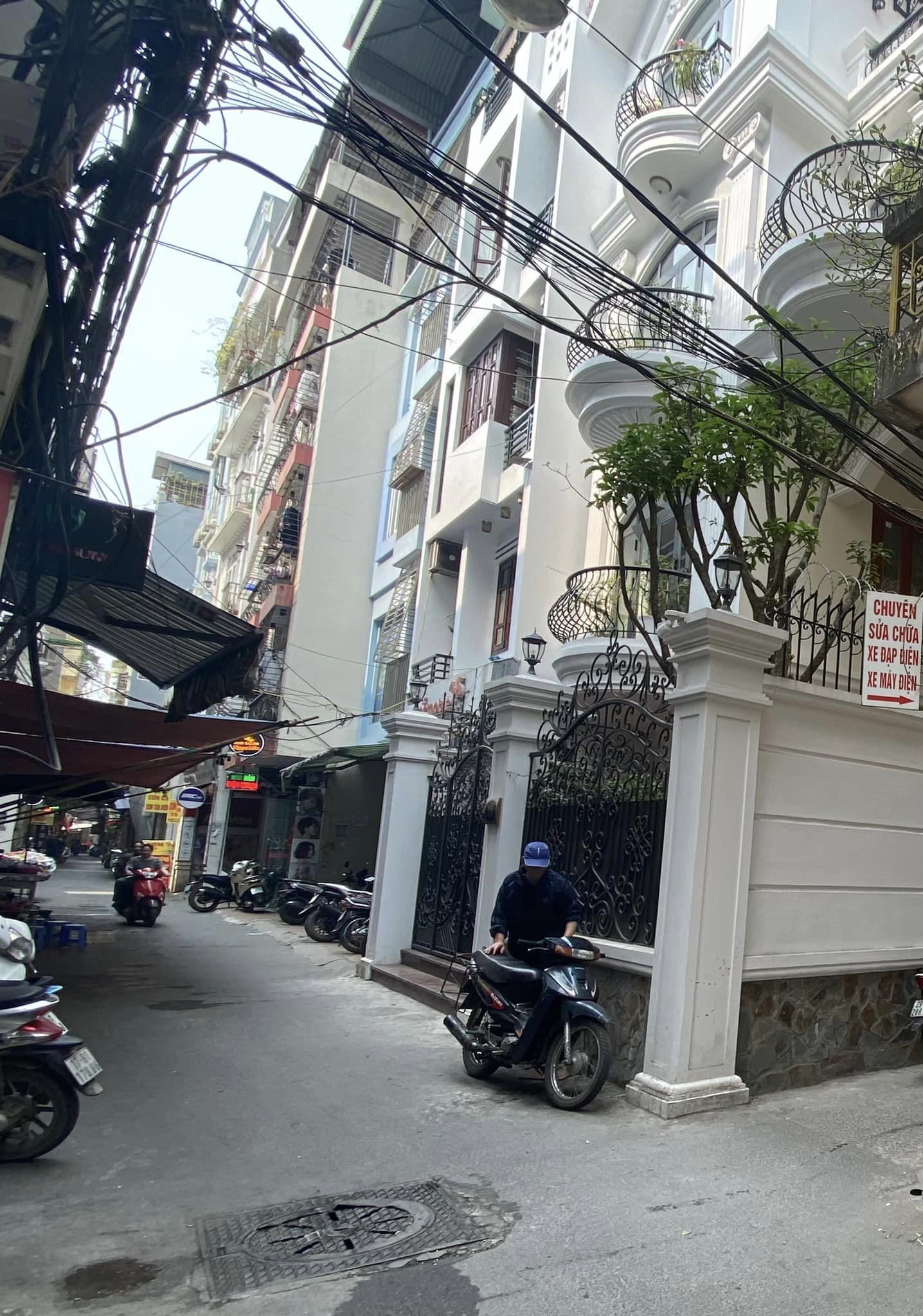 Bán gấp nhà Cầu Giấy, ô tô, kinh doanh, lô góc, 64m2 x 4T, mặt tiền 6.3m, giá 13 tỷ