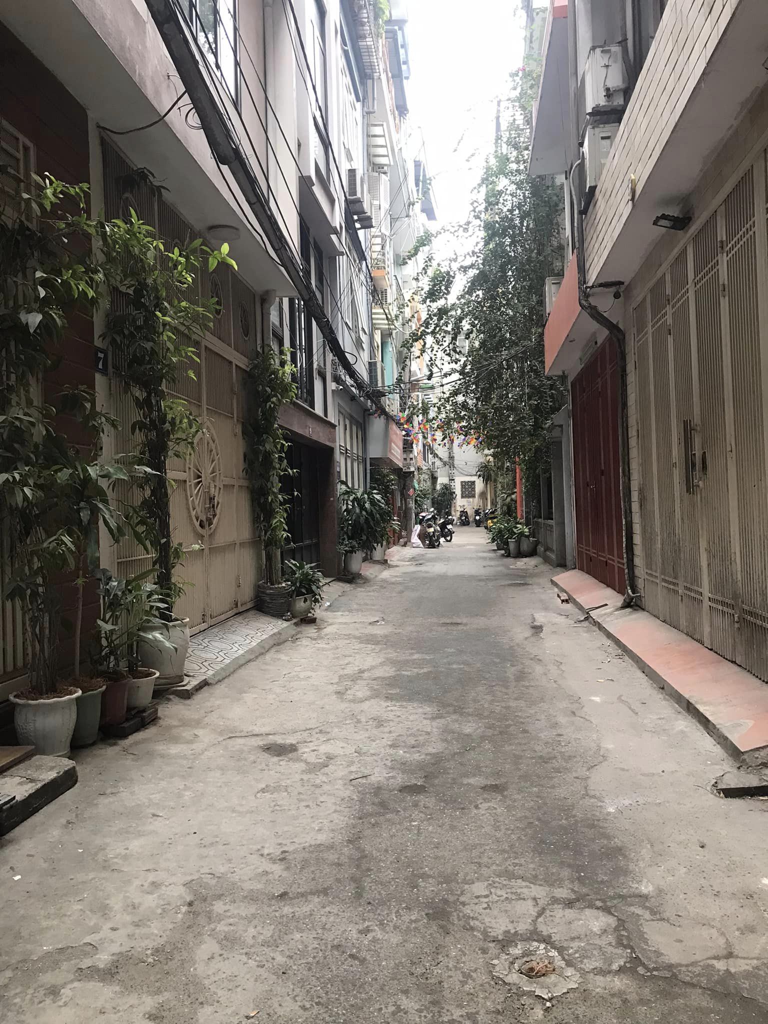 NHÀ ĐẸP LÁNG HẠ 35M2 X 5 TẦNG, Ô TÔ ĐÕ CỬA, DÂN XÂY