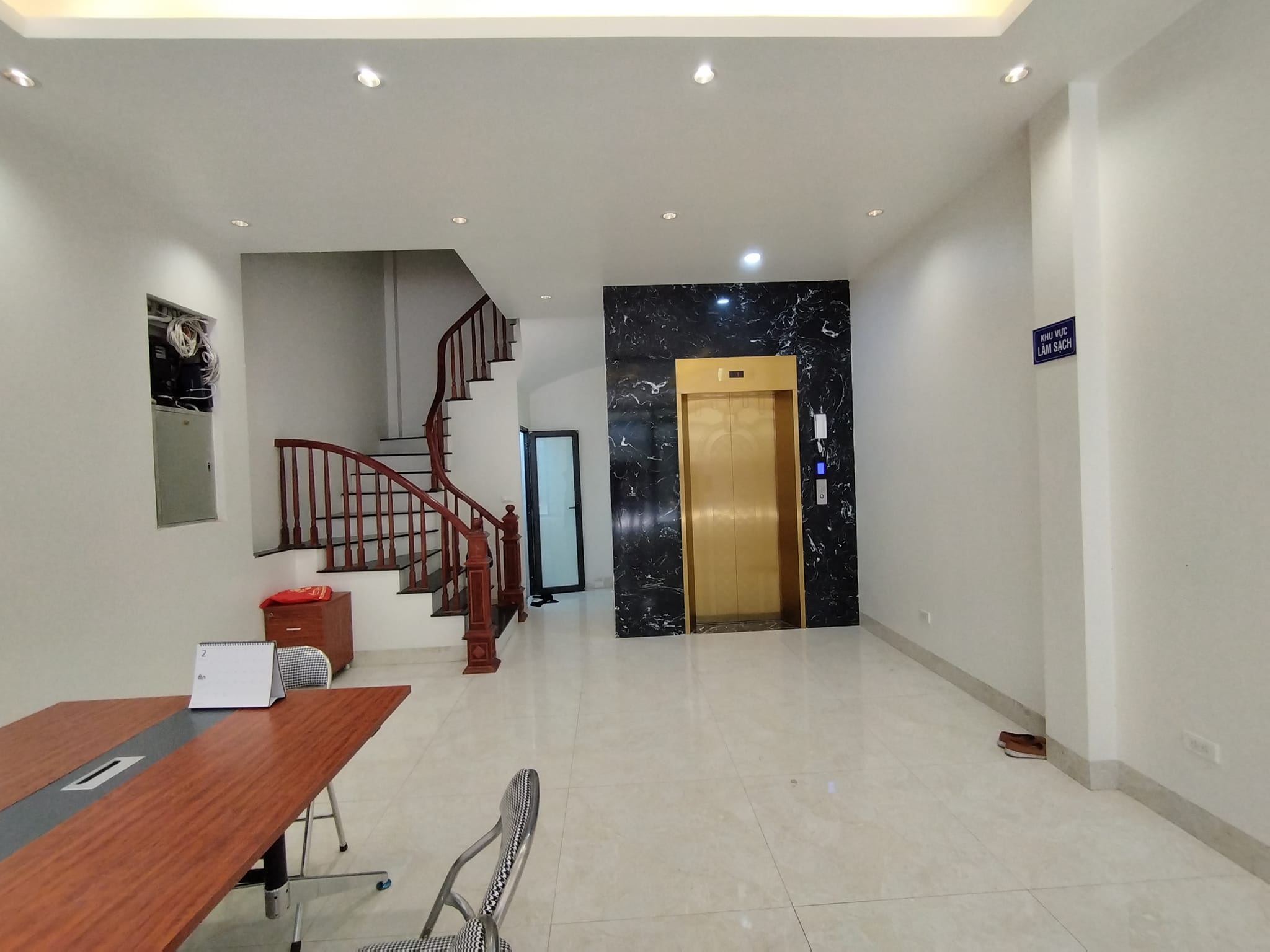 NHÀ ĐẸP TRUNG KÍNH, MỘT NHÀ RA MẶT PHỐ, 6 TẦNG THANG MÁY, THÔNG SÀN, KINH DOANH.