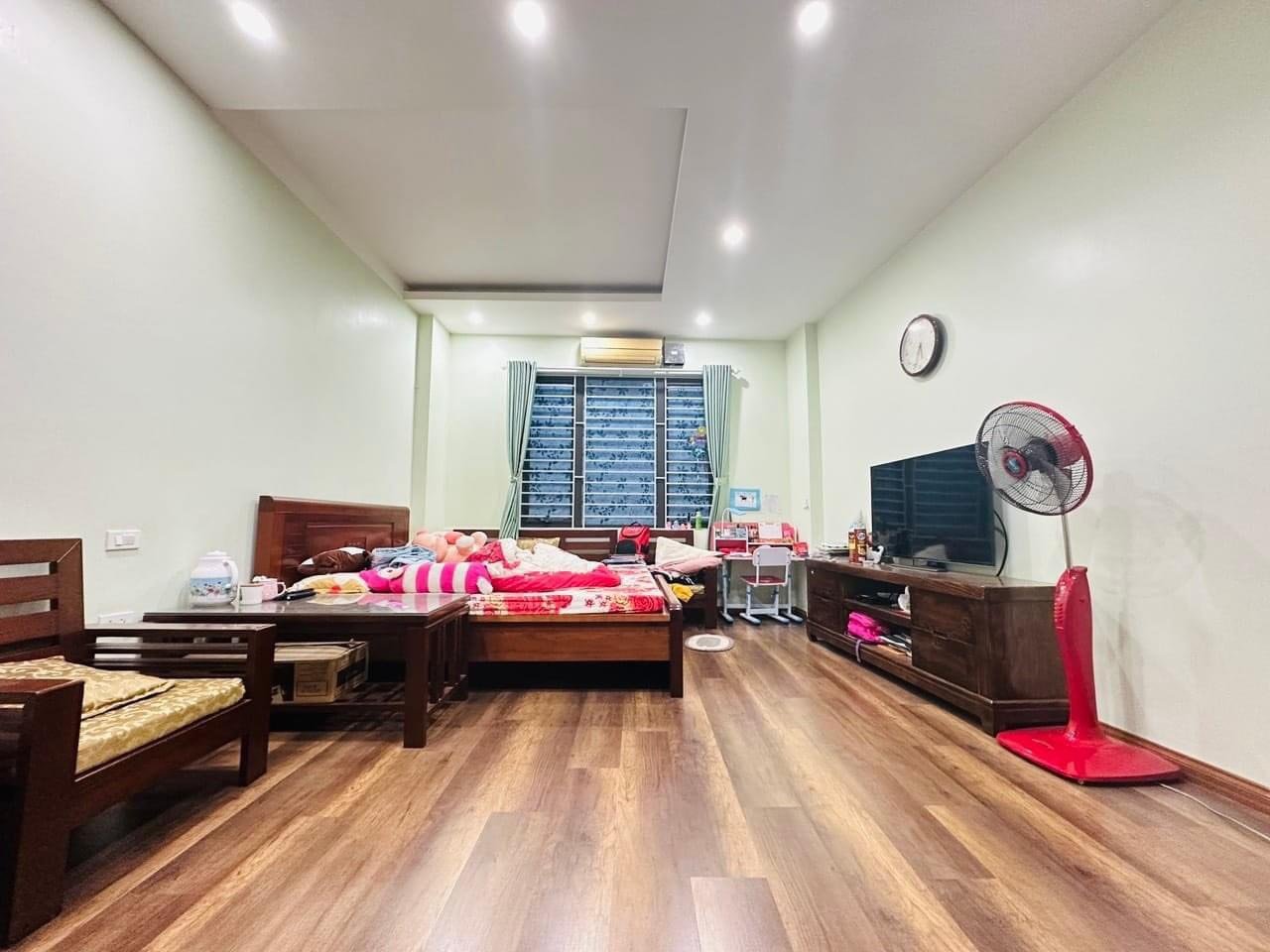 XEM NGAY! NHÀ ĐẸP ở 850 Đường Láng 37m2 5T đẹp ở ngay, gần phố tặng nội thất 4.4 tỷ