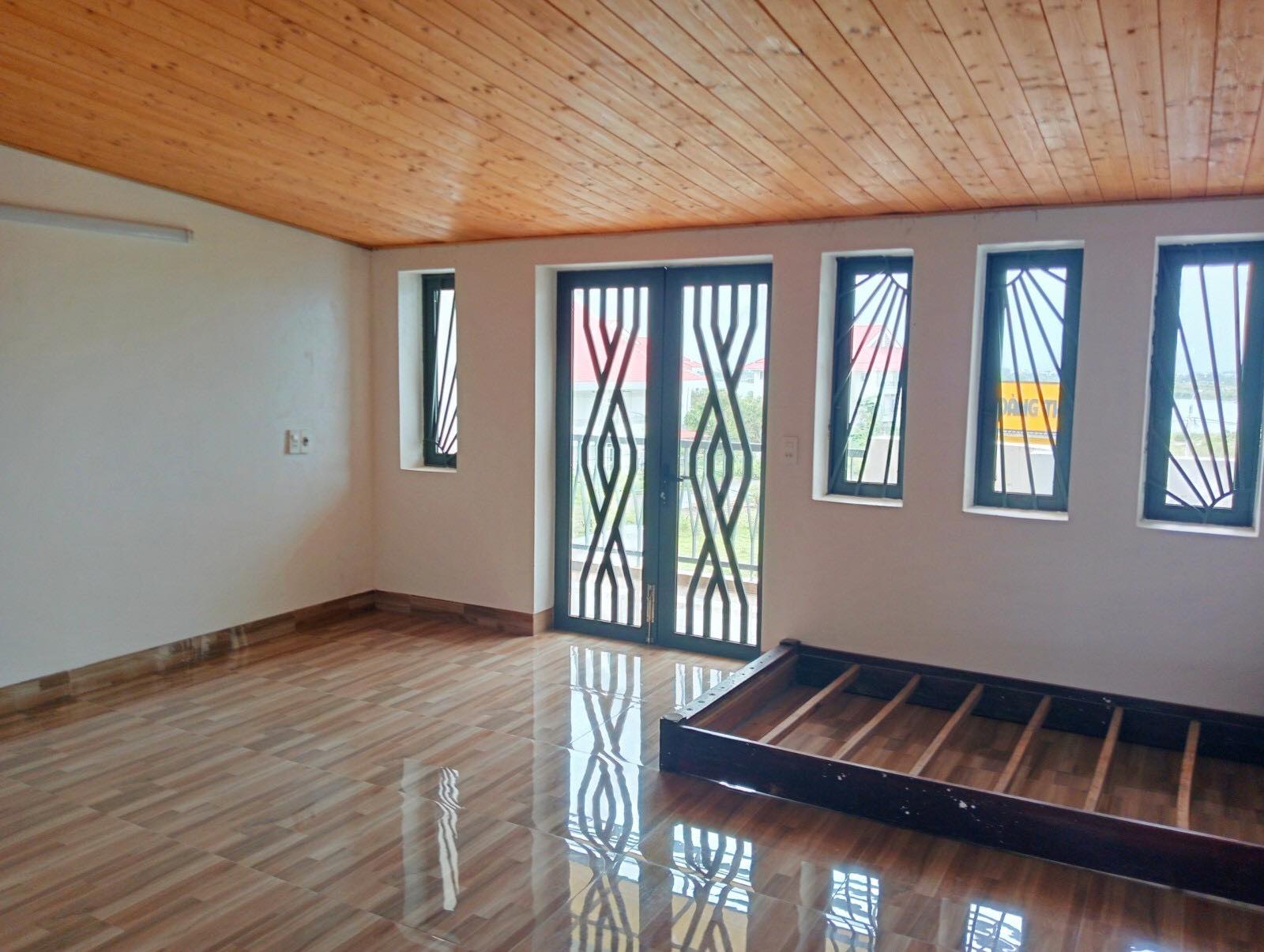 Nhà 3 tầng - DT : 110m2 - Đường Trung Hòa - Ra Đường Võ Chí Công - Ngũ hành sơn