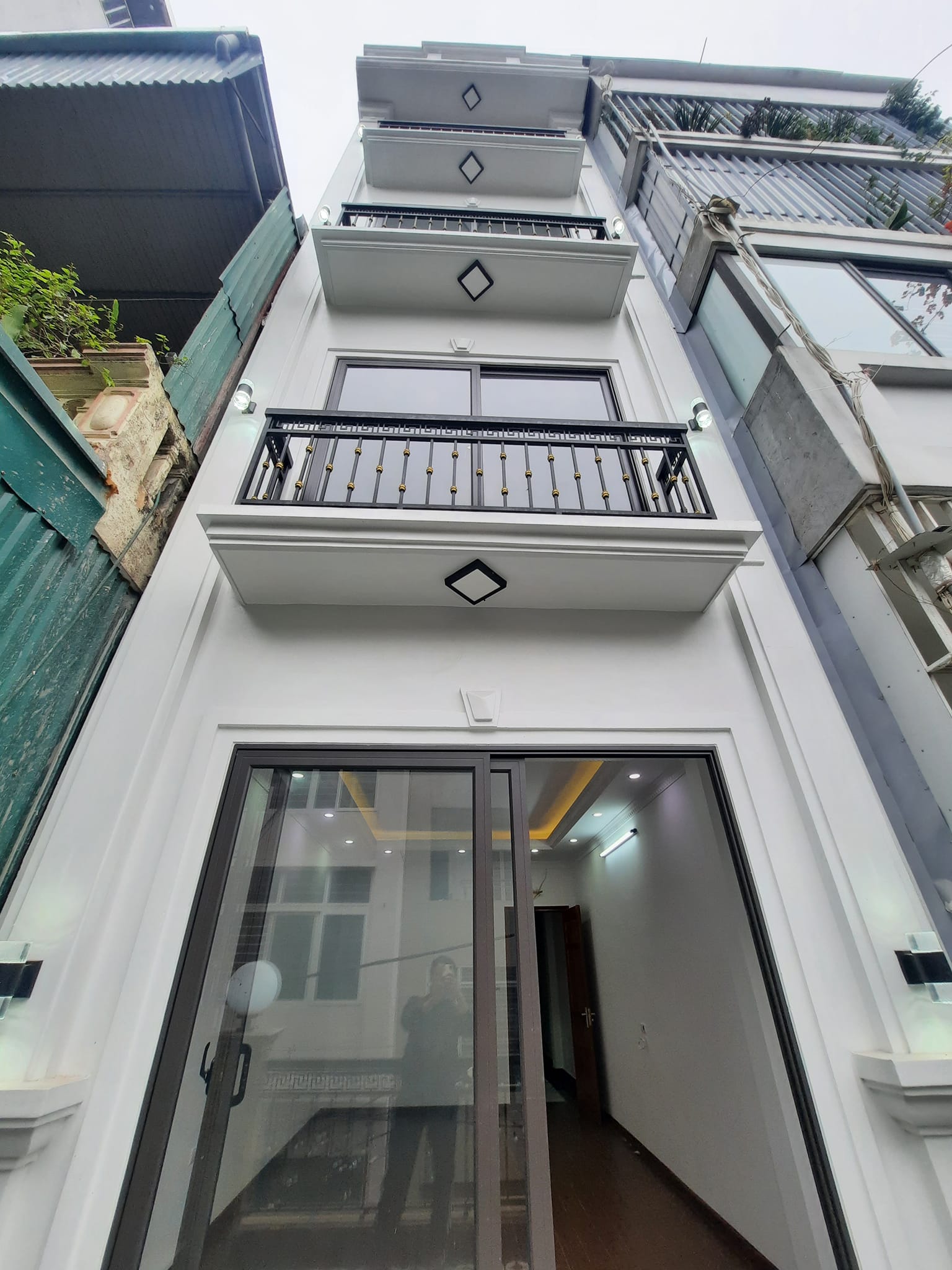 Bán nhà phố Nguyễn Đình Hoàn quận Cầu Giấy, 43m, 5 tầng, 6 tỷ, ô tô đỗ, kinh doanh