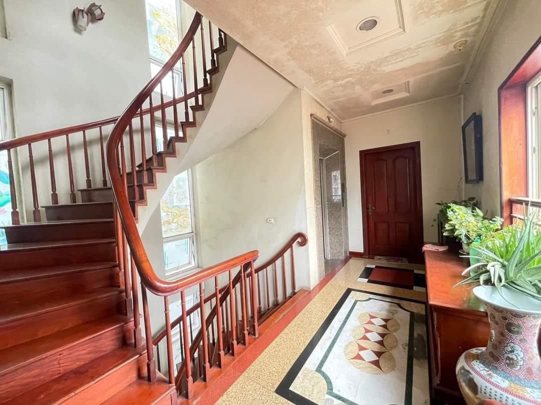 Cho thuê căn hộ gần ngã tư Phố Huế Hai Bà Trưng 145m2 giá 200 triệu