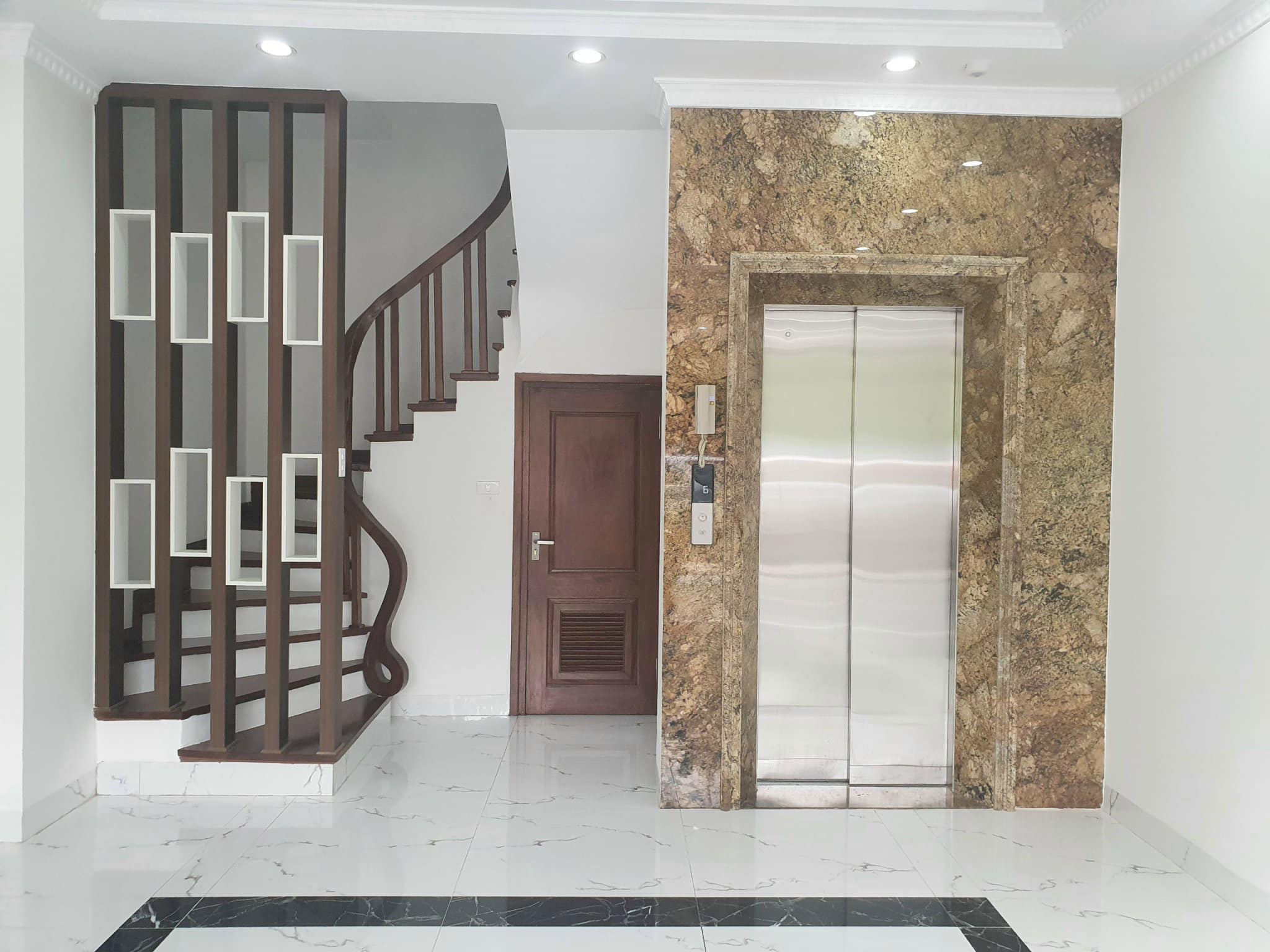 Bán Nhà Phố Trần Cung 62m2 x 6 Tầng x MT 4.55m Gía Chỉ 13.4 Tỷ. Thang Máy. Tặng Nội Thất.