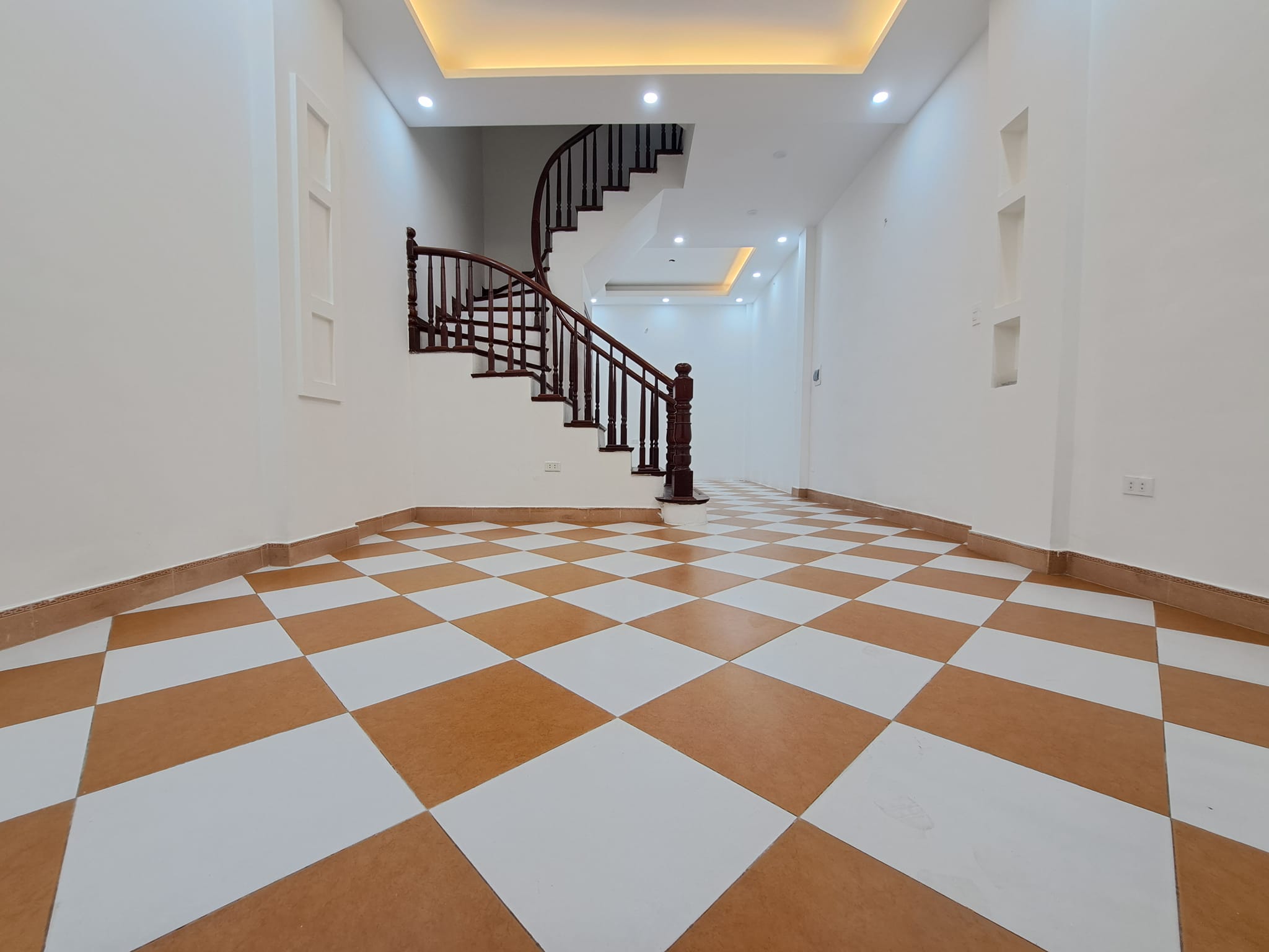 Bán nhà Thái Hà, Đống Đa, Ô TÔ, 50m2, giá 6.9 tỷ.