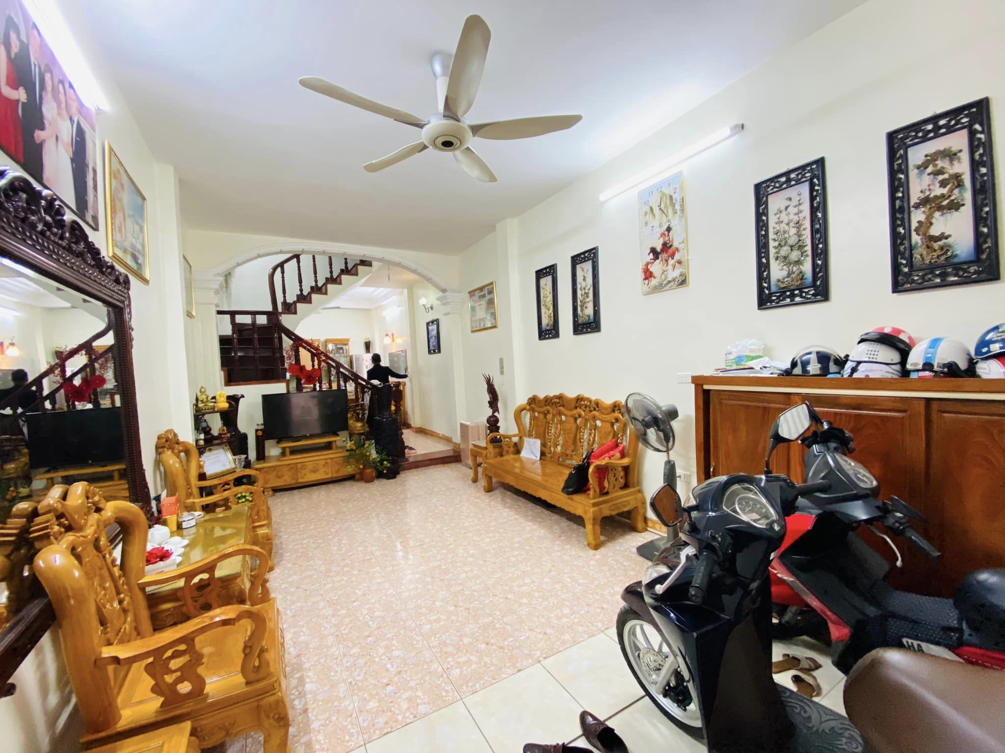 Chưa từng thấy! Chính Chủ Bán Nhà Hoàng Quốc Việt – Cầu Giấy,DT 38m2*4T Giá 4.3 Tỷ