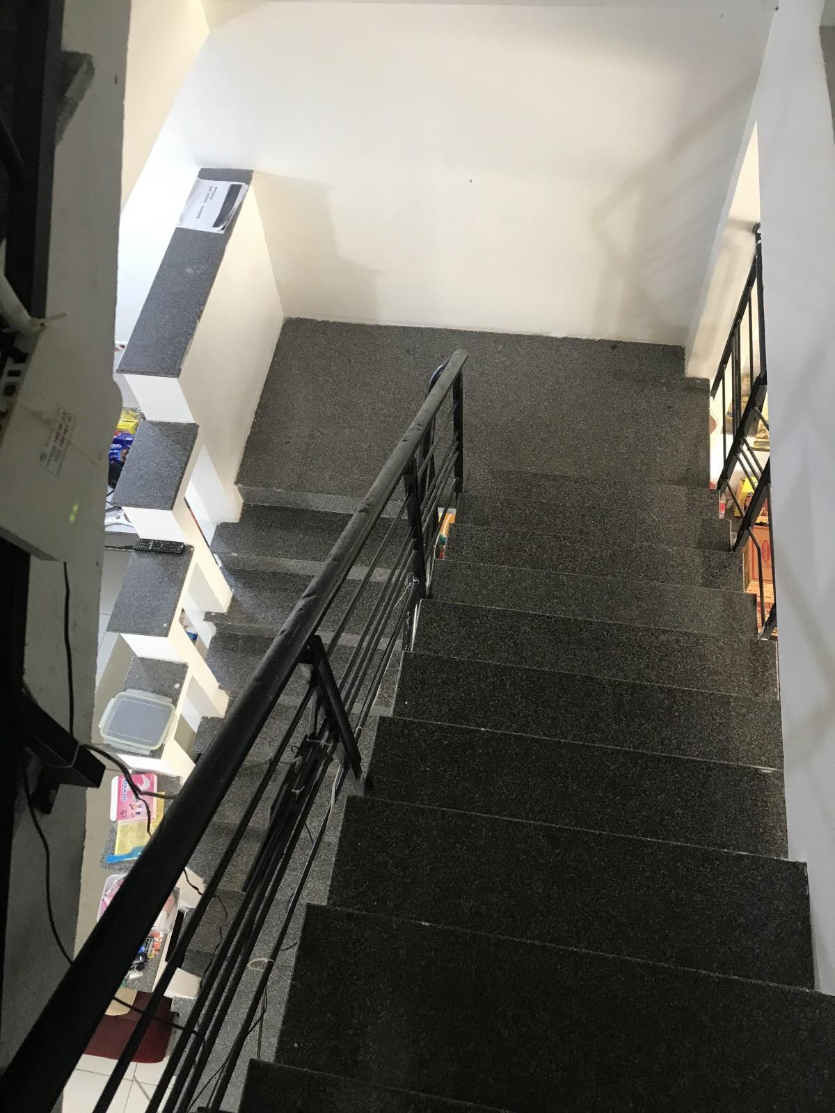 Bán nhà 3 tầng - 4 phòng ngủ - DT : 60m2 - Kiệt Oto đường Lê Cơ ra đường Tiểu La LH