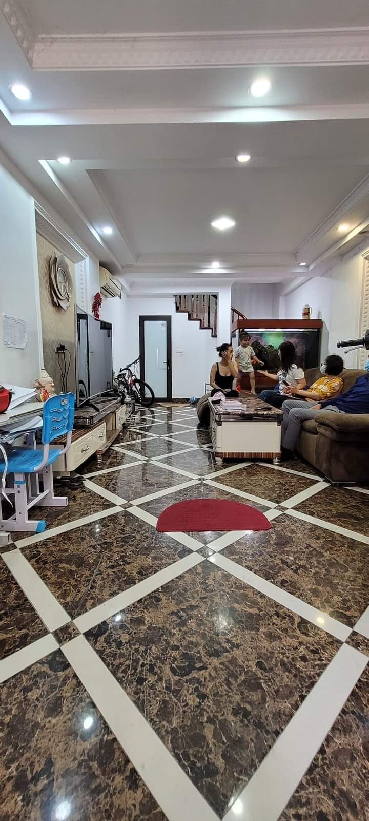 CHỦ NHÀ VỠ NỢ - CẦN BÁN NHÀ GẤP ĐỂ TRẢ NỢ - DIỆN TÍCH 38 M - MẶT TIỀN 3,7 M - GIÁ 5,5 TY - NHÀ ĐẸP - Ô TÔ VÀO NHÀ - KINH DOANH