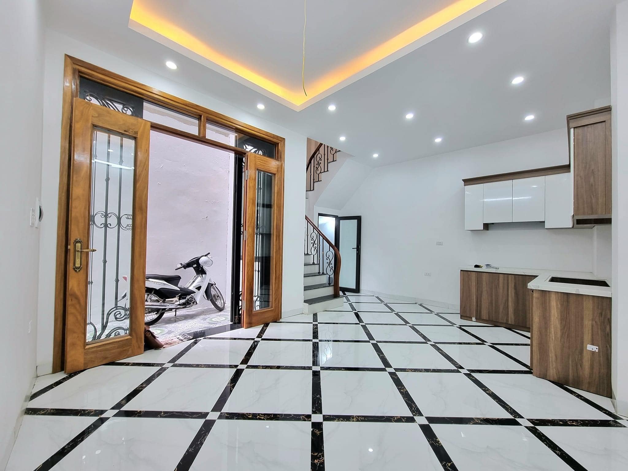 BÁN NHÀ GẦN ĐẠI HỌC Y - 35M2 - MẶT TIỀN 5M5 - CÓ SÂN ĐỂ XE RIÊNG - NGÕ THOÁNG THÔNG NHIỀU HƯỚNG