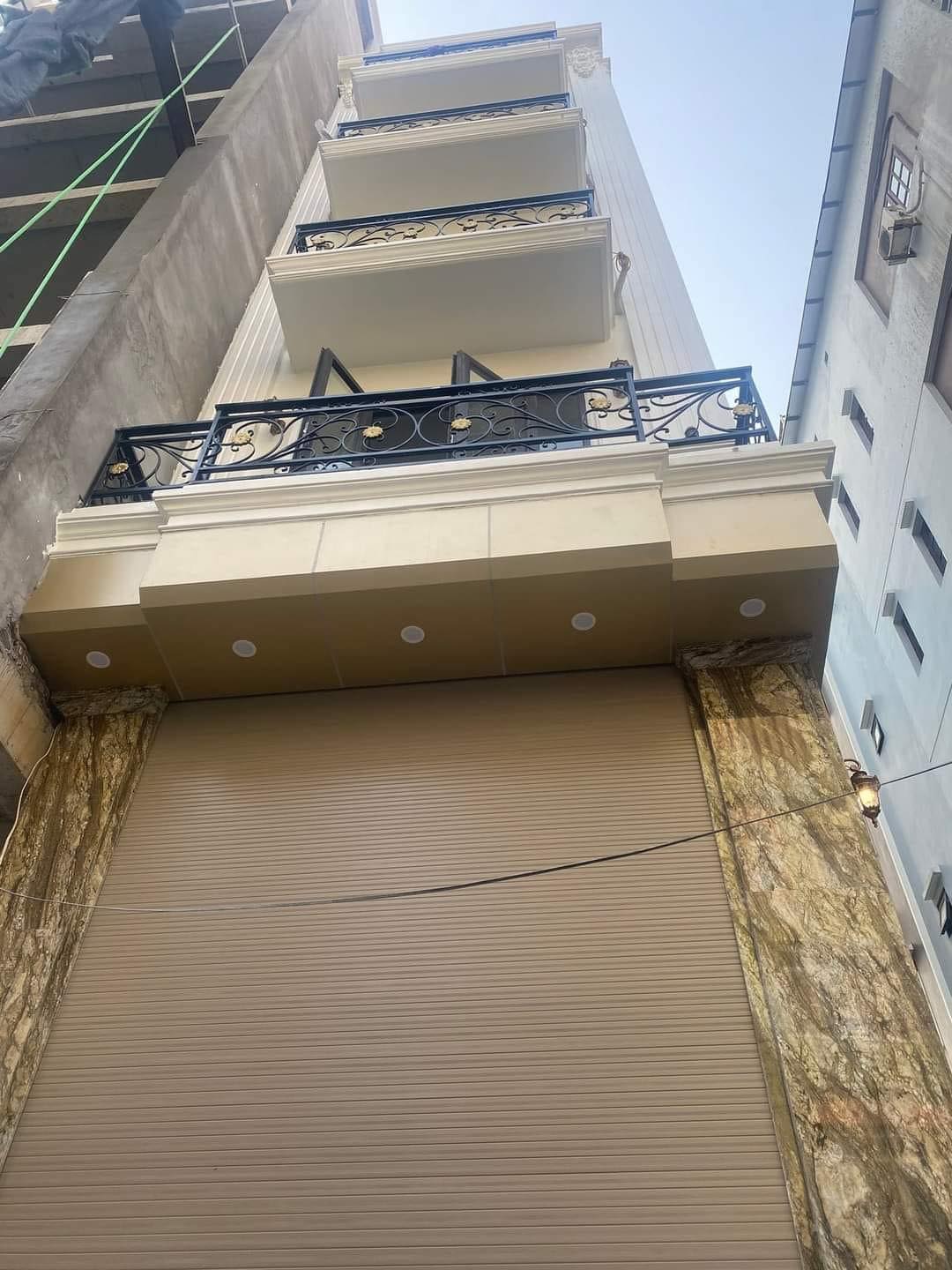 Bán nhà măt phố Âu Cơ quận tây hồ - bên lẻ - đường 30 m- kinh doanh - 54 m2 5 tầng giá 12,5 tỉ