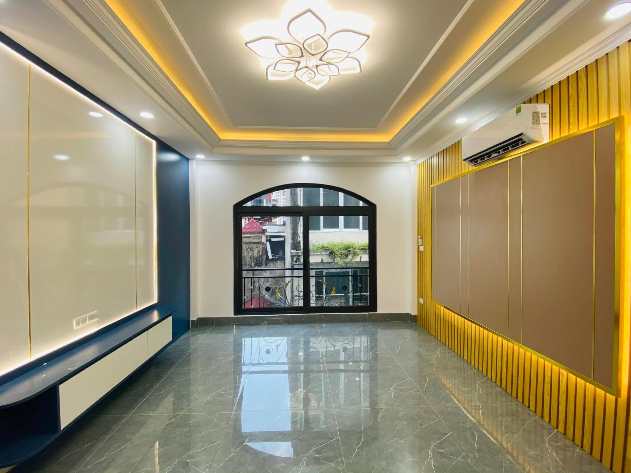 CẦN BÁN NHÀ NGÕ 80 NHÂN HOÀ - VỊ TRÍ LÔ GÓC THOÁNG - CÓ THANG MÁY - GẦN ĐƯỜNG Ô TÔ