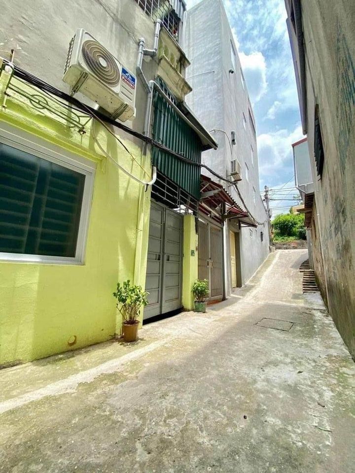 Hơn 2 Tỷ - nhà NGỌC THUỴ 35m2 x 4 Tầng - Ô TÔ đỗ cửa