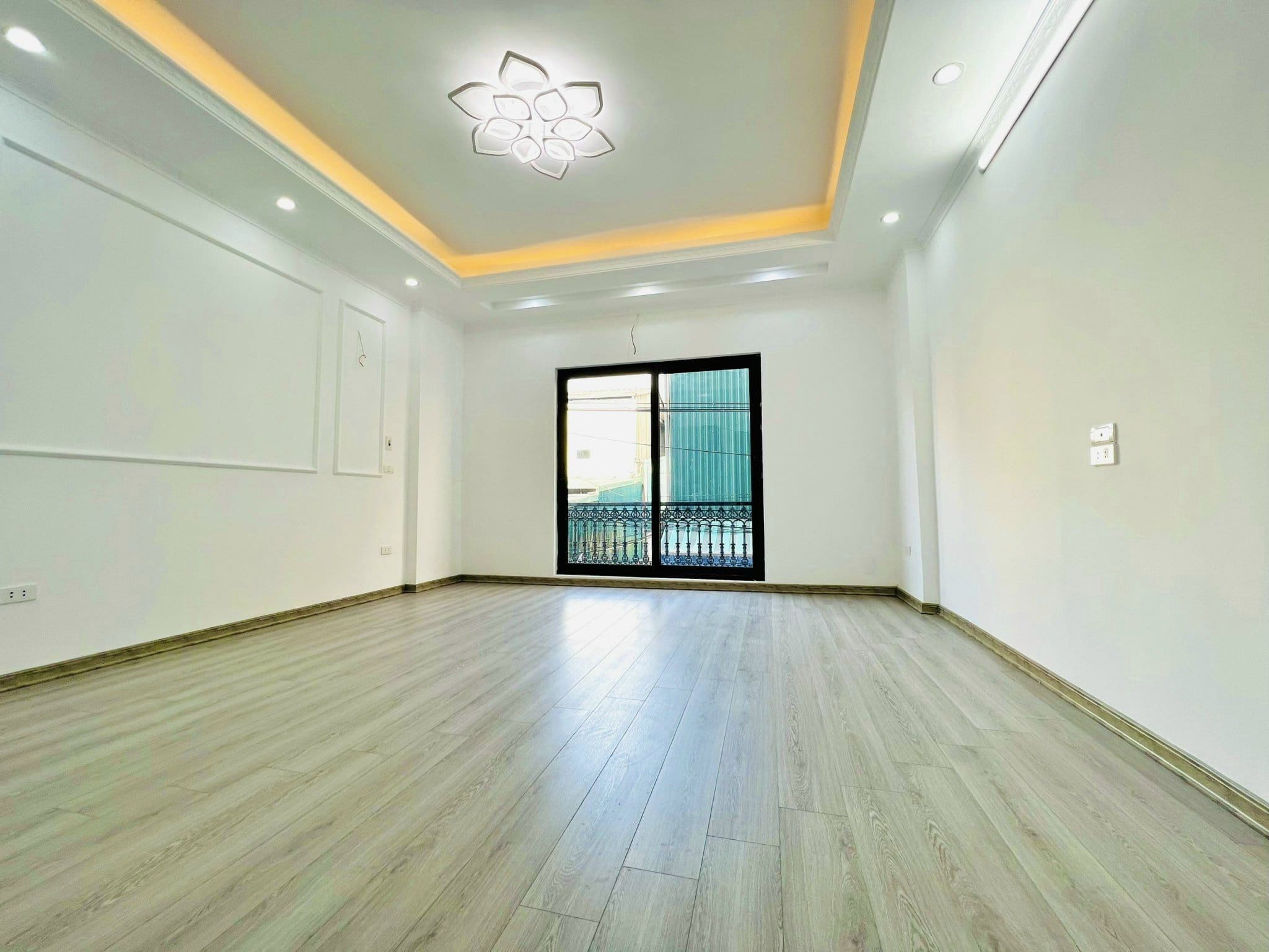 BÁN NHÀ TÔ 5 THẠCH BÀN 30m x 5 TẦNG CẦU THANG CUỐI MỖI TẦNG 1 PHÒNG ĐẦY ĐỦ NỘI THẤT GIÁ 3,2 TỶ CÓ THƯƠNG LƯỢNG BAO SANG TÊN