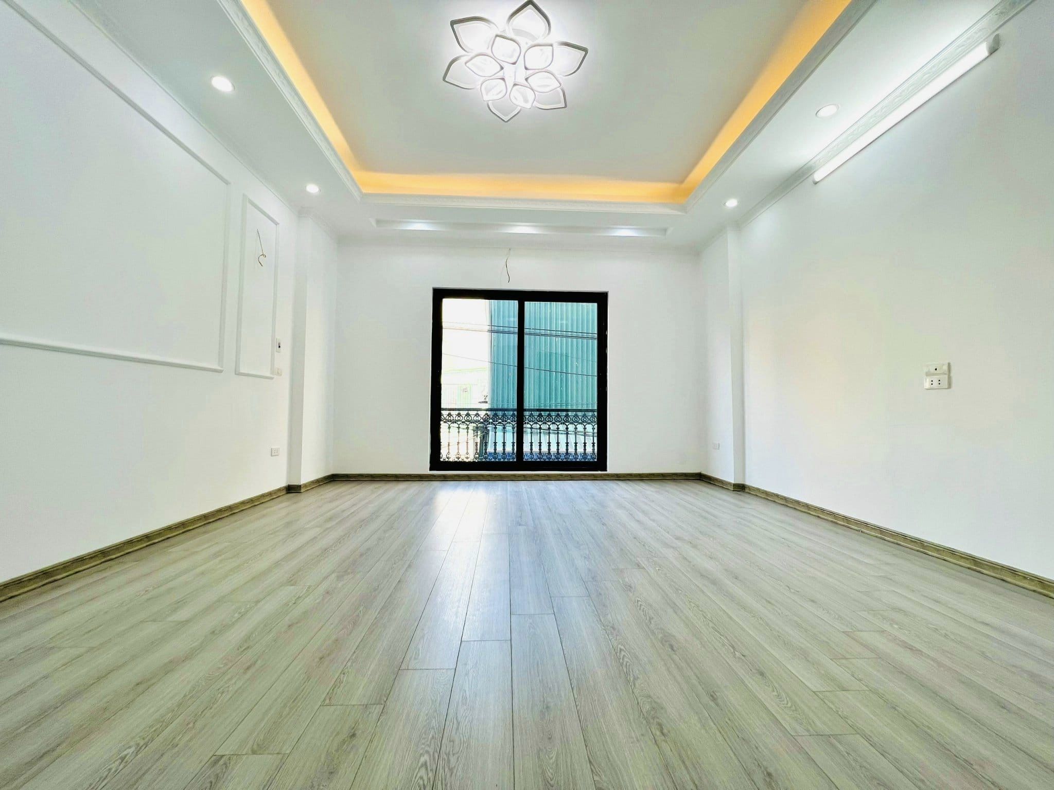 BÁN NHÀ TÔ 5 THẠCH BÀN 30m x 5 TẦNG CẦU THANG CUỐI MỖI TẦNG 1 PHÒNG ĐẦY ĐỦ NỘI THẤT GIÁ 3,2 TỶ CÓ THƯƠNG LƯỢNG VÀ BAO SANG TÊN